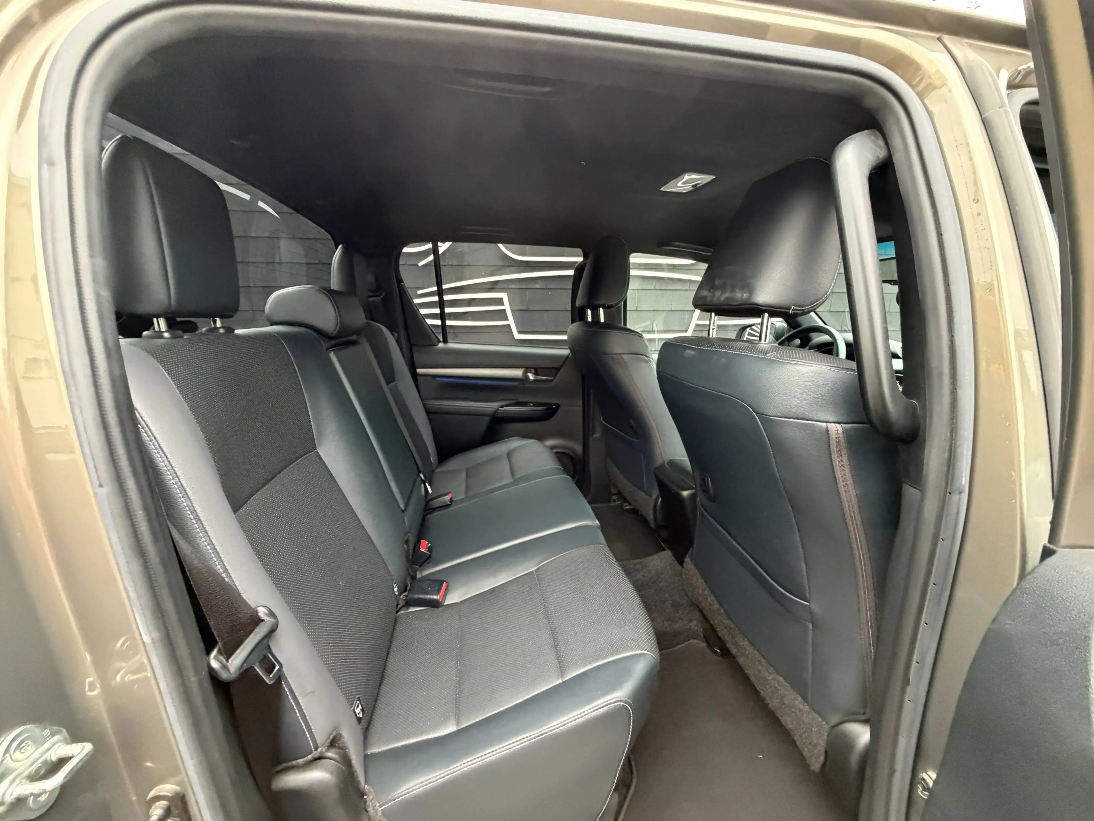 Toyota Hilux 2.8 D-4D 4WD Invincible+NAVI+CUIR+CAMERA+JANTES+EURO 6D — photo 10