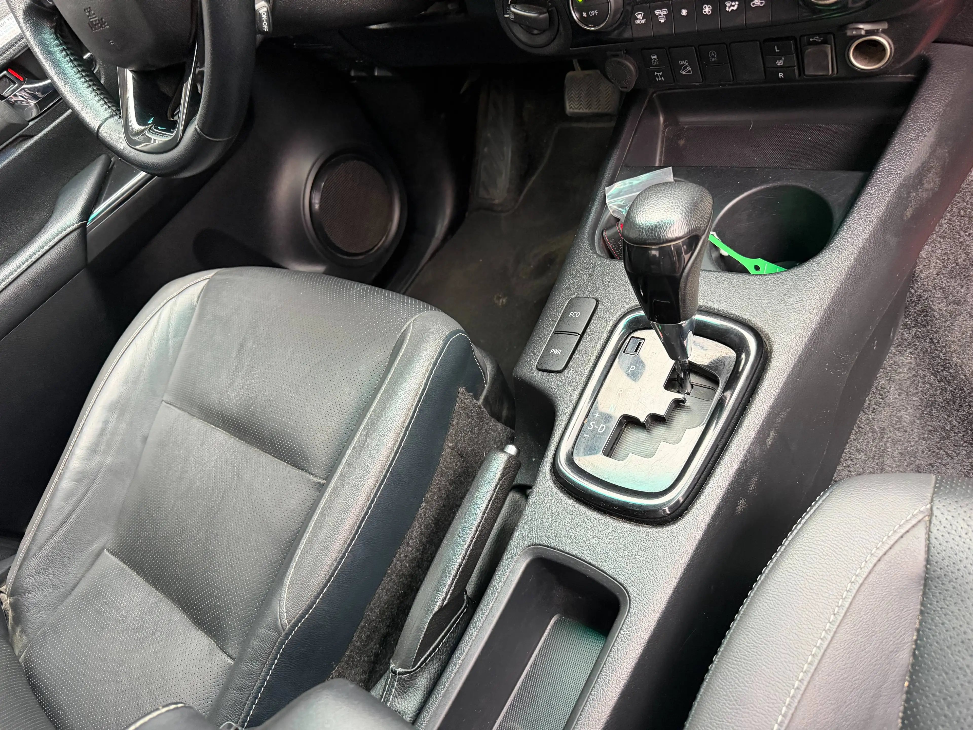 Toyota Hilux 2.8 D-4D 4WD Invincible+NAVI+CUIR+CAMERA+JANTES+EURO 6D — photo 15