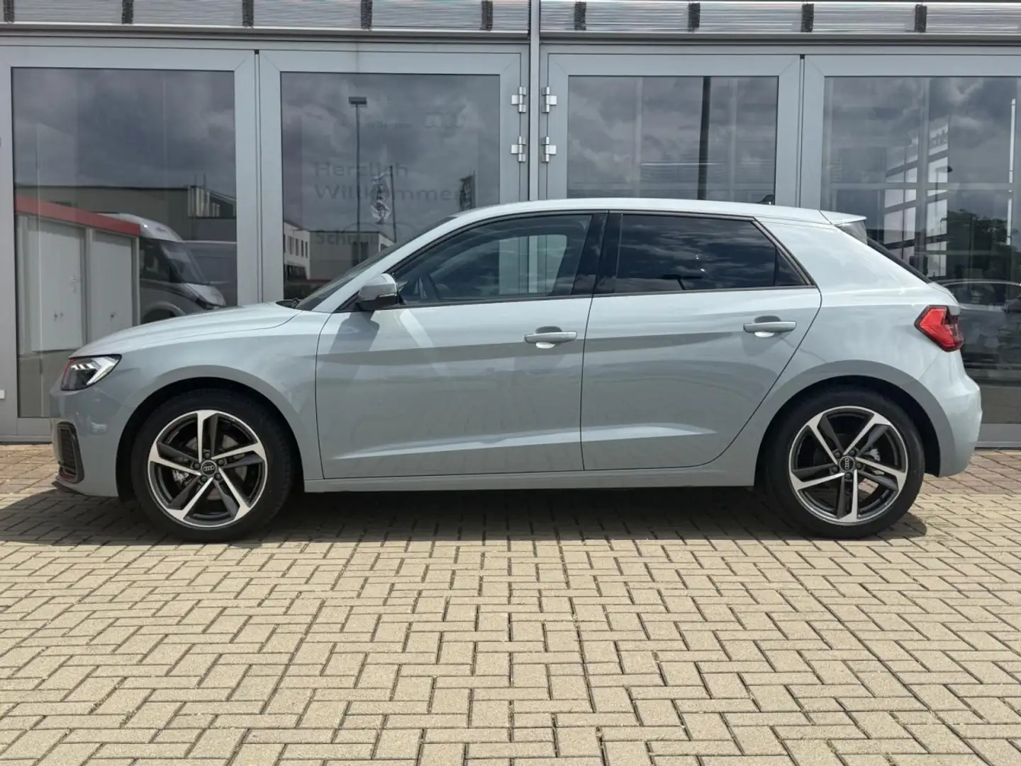 Audi A1 Sportback advanced 30 TFSI S tronic LED+ACC Klima Grau - 2