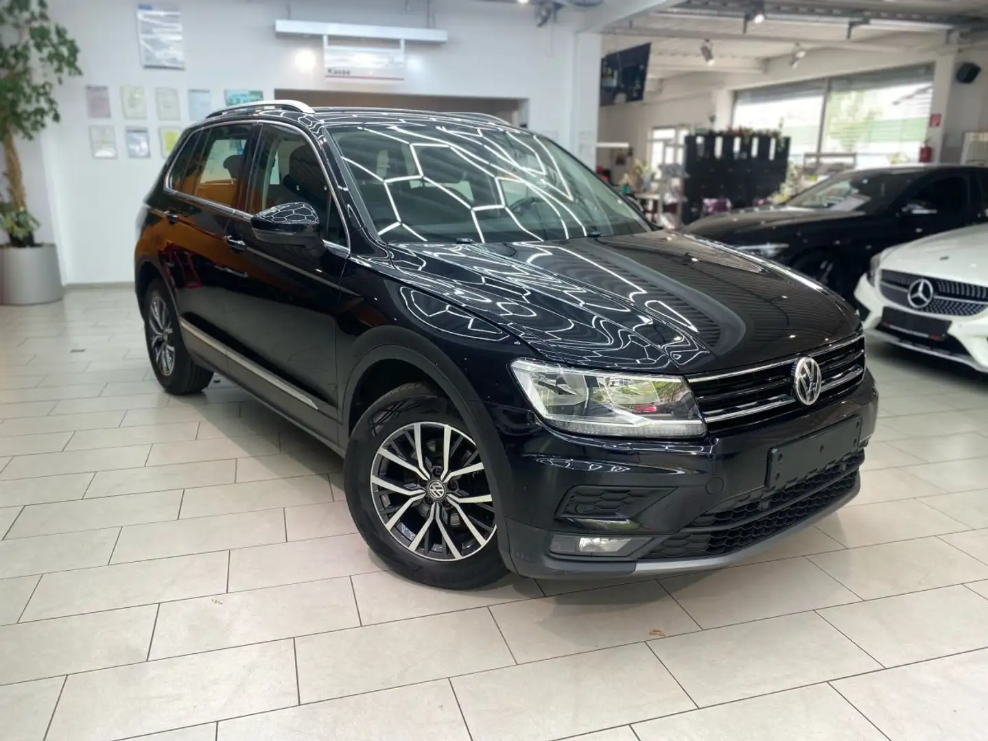 Volkswagen Tiguan 2.0 TDI BMT Comfortline 1.Hd Spurassist. Schaltwip Zwart - 1