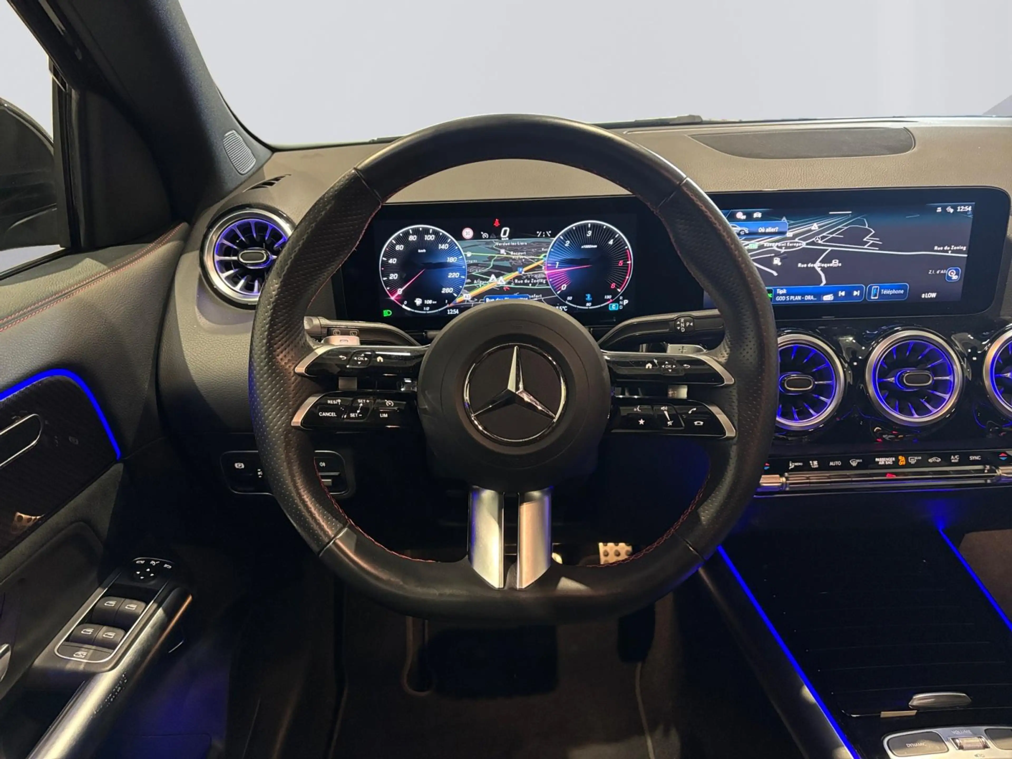 Mercedes-Benz GLA 180 d AMG Line — photo 11