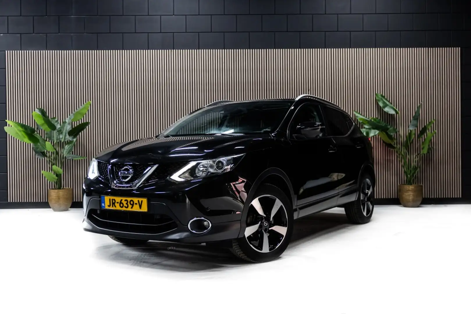 Nissan Qashqai 1.2 N-Connecta | 360 Camera | Pano | Trekhaak | Zwart - 1