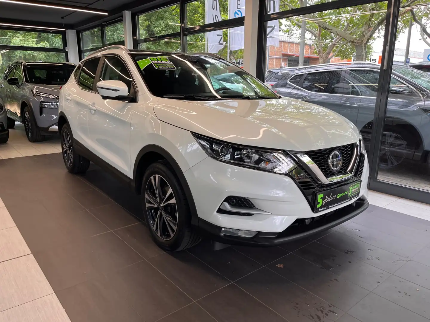 Nissan Qashqai 1.3 DIG-T Zama Pano Navi Kam SitzH Wit - 2