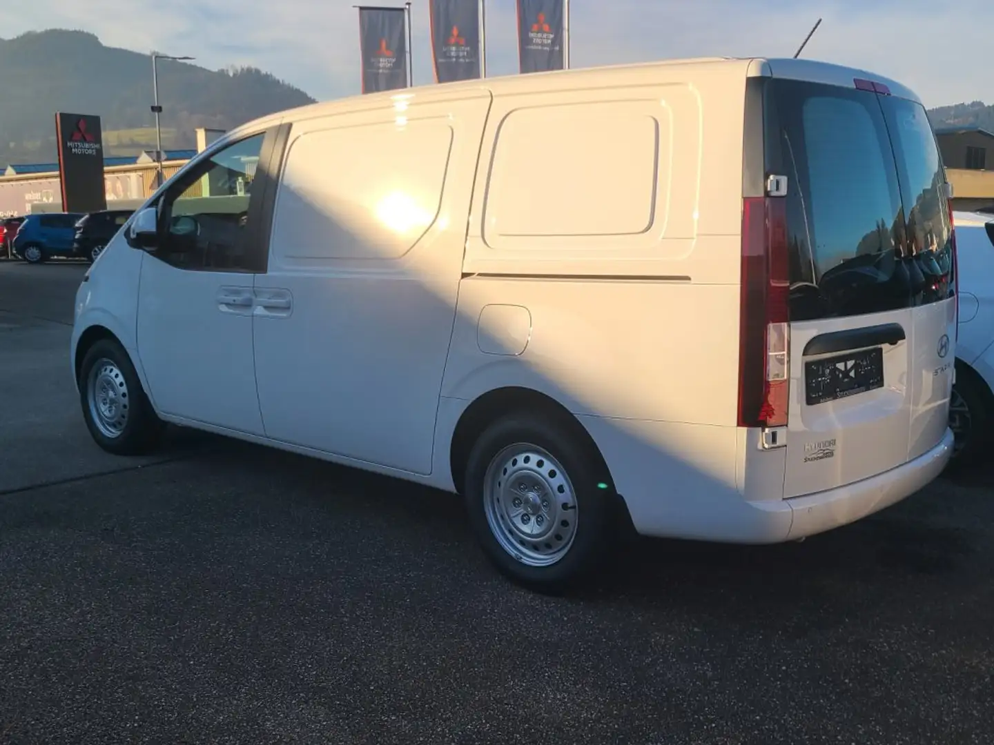 Hyundai STARIA Van HEV Kastenwagen 1.6 T-GDi HEV l5hv1-P3 Weiß - 2