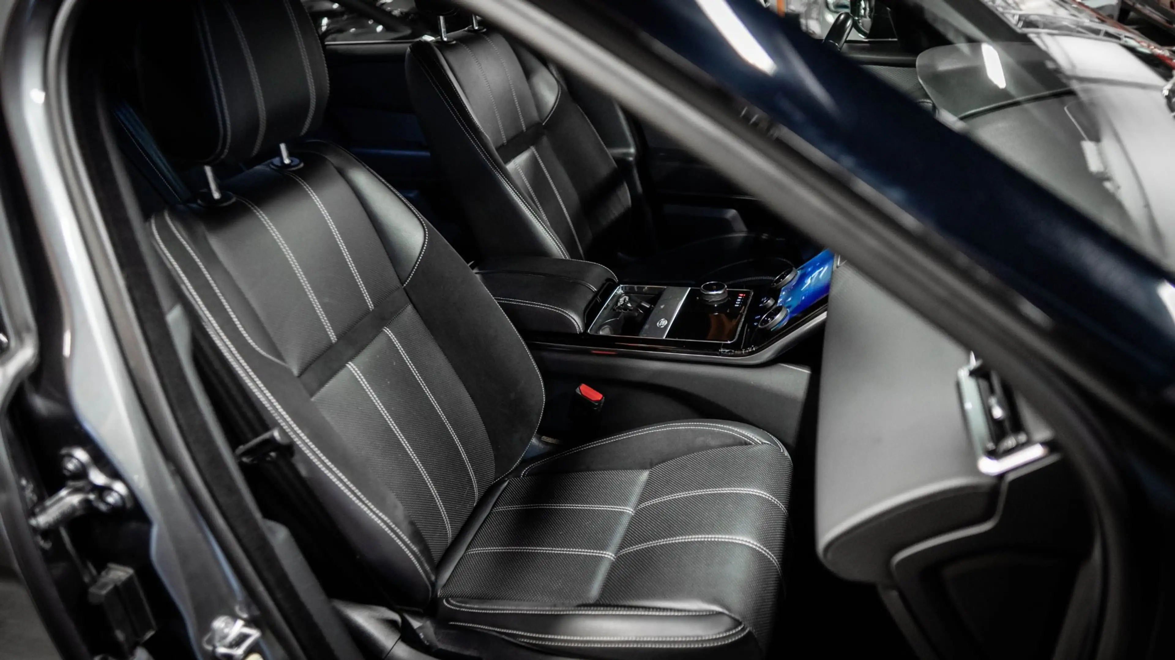 Land Rover Range Rover Velar 3.0 V6 SC AWD R-Dynamic SE | 380 PK|ACC|CLIMA|CARP — photo 12