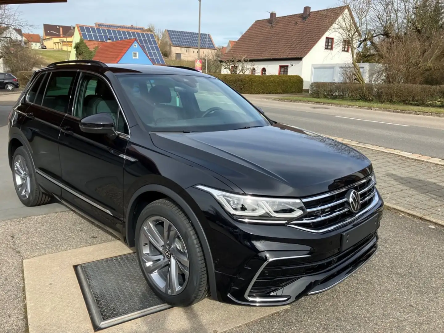 Volkswagen Tiguan 1,5TSI DSG R-Line AHK, Navi, Virtual Schwarz - 1