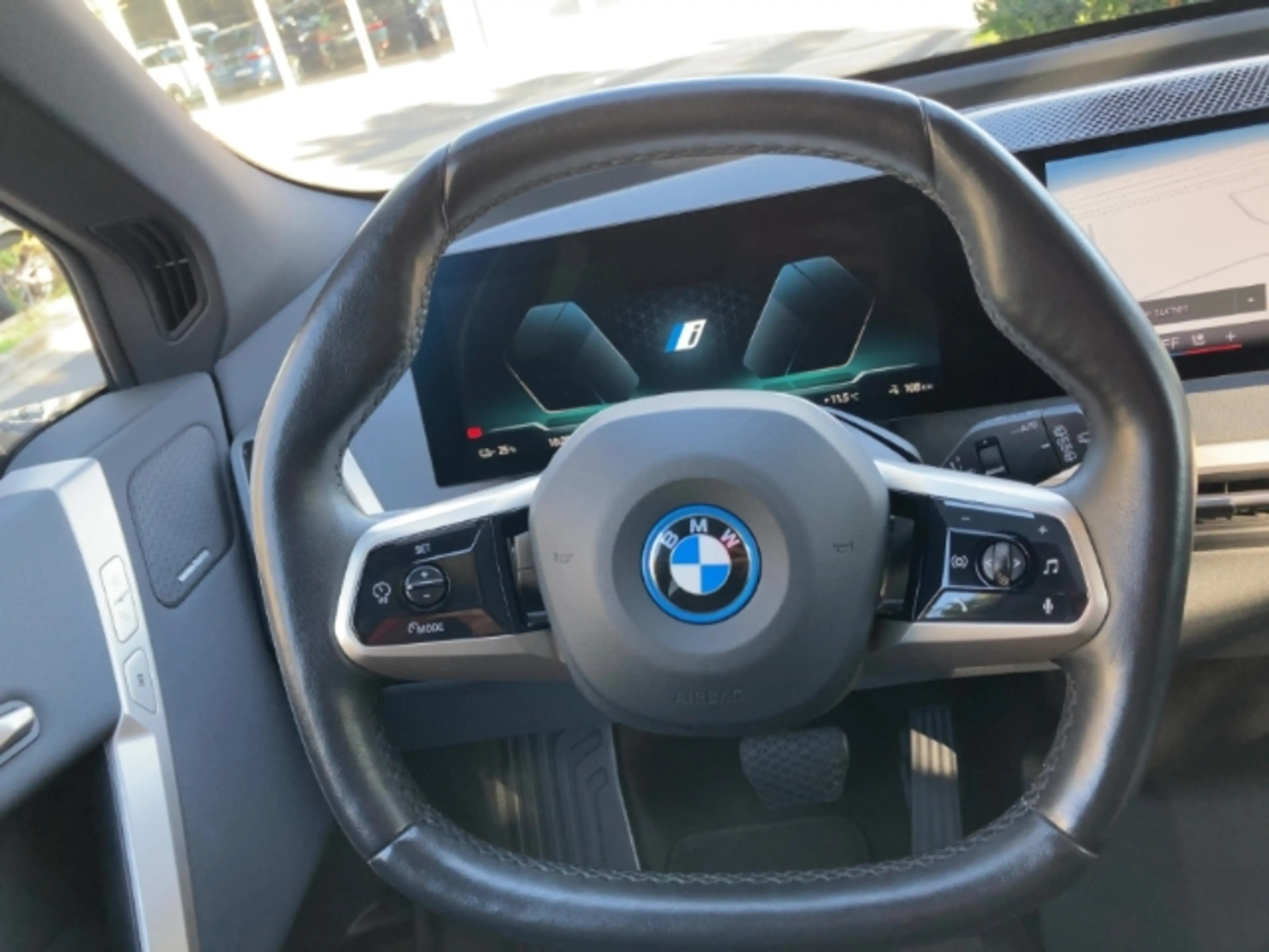 BMW iX xDrive 40 AHK-klappbar El. Panodach Panorama Navi — photo 9