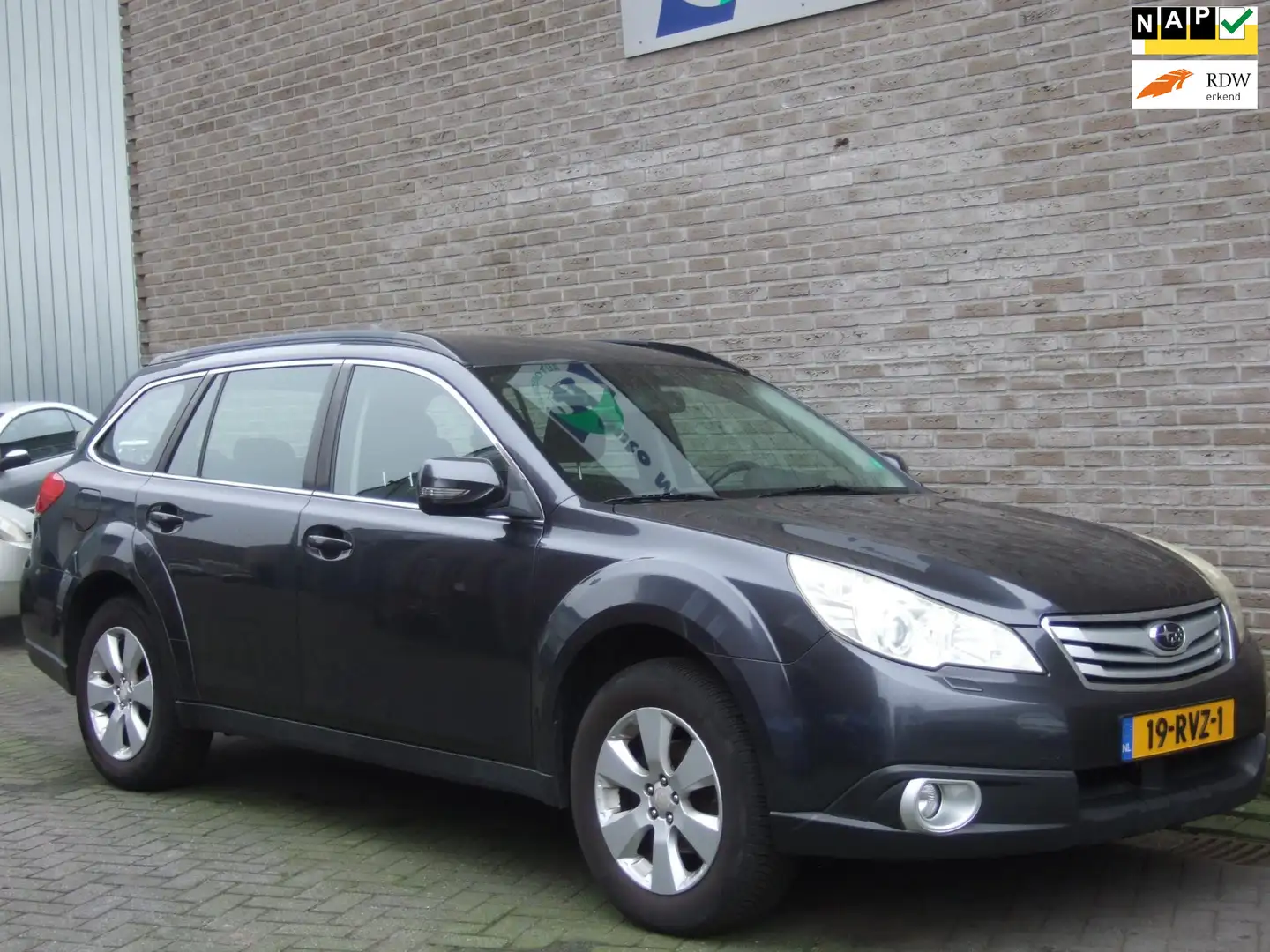 Subaru OUTBACK 2.5i Luxury - Stoelverwarming - Trekhaak - Gris - 1