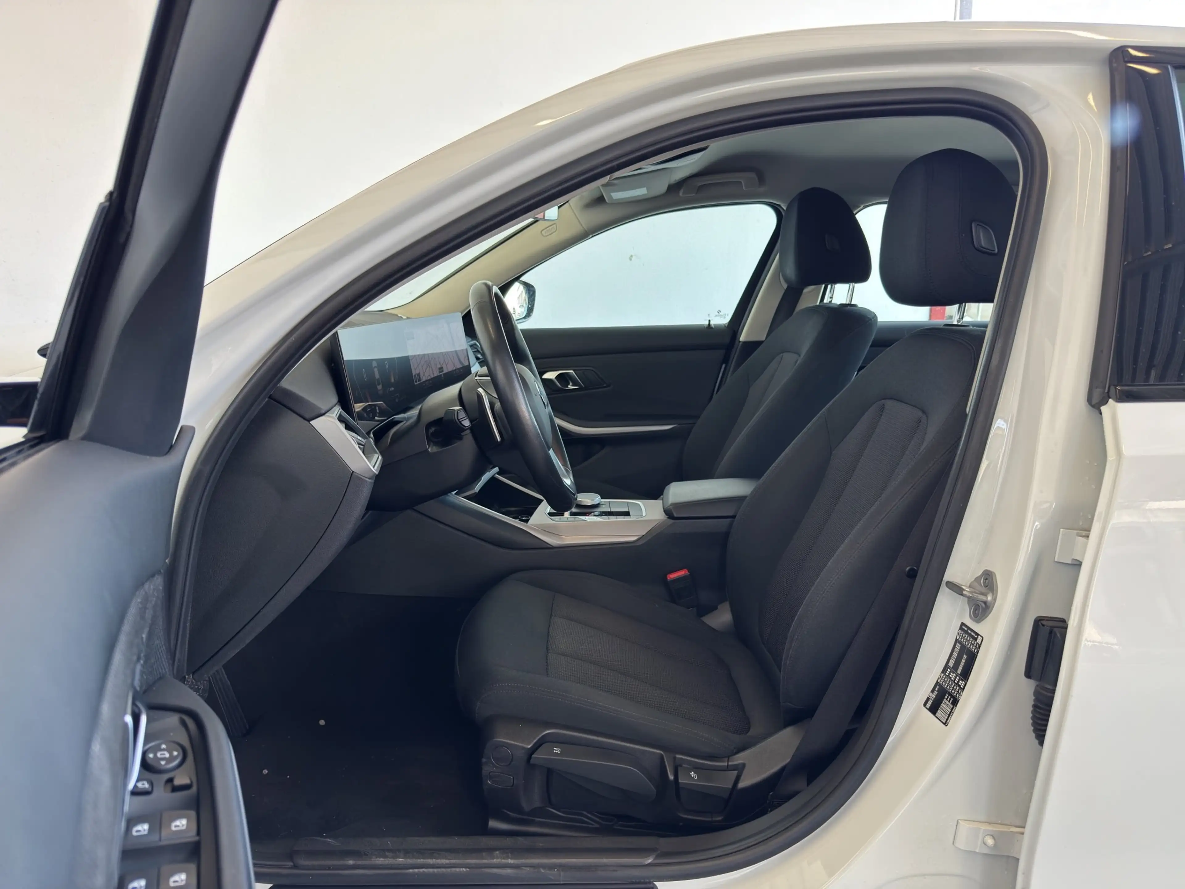 BMW 318 iA Lim. LiveCock+.ParkAss.Klimaaut.Tempo.SHZ — photo 9