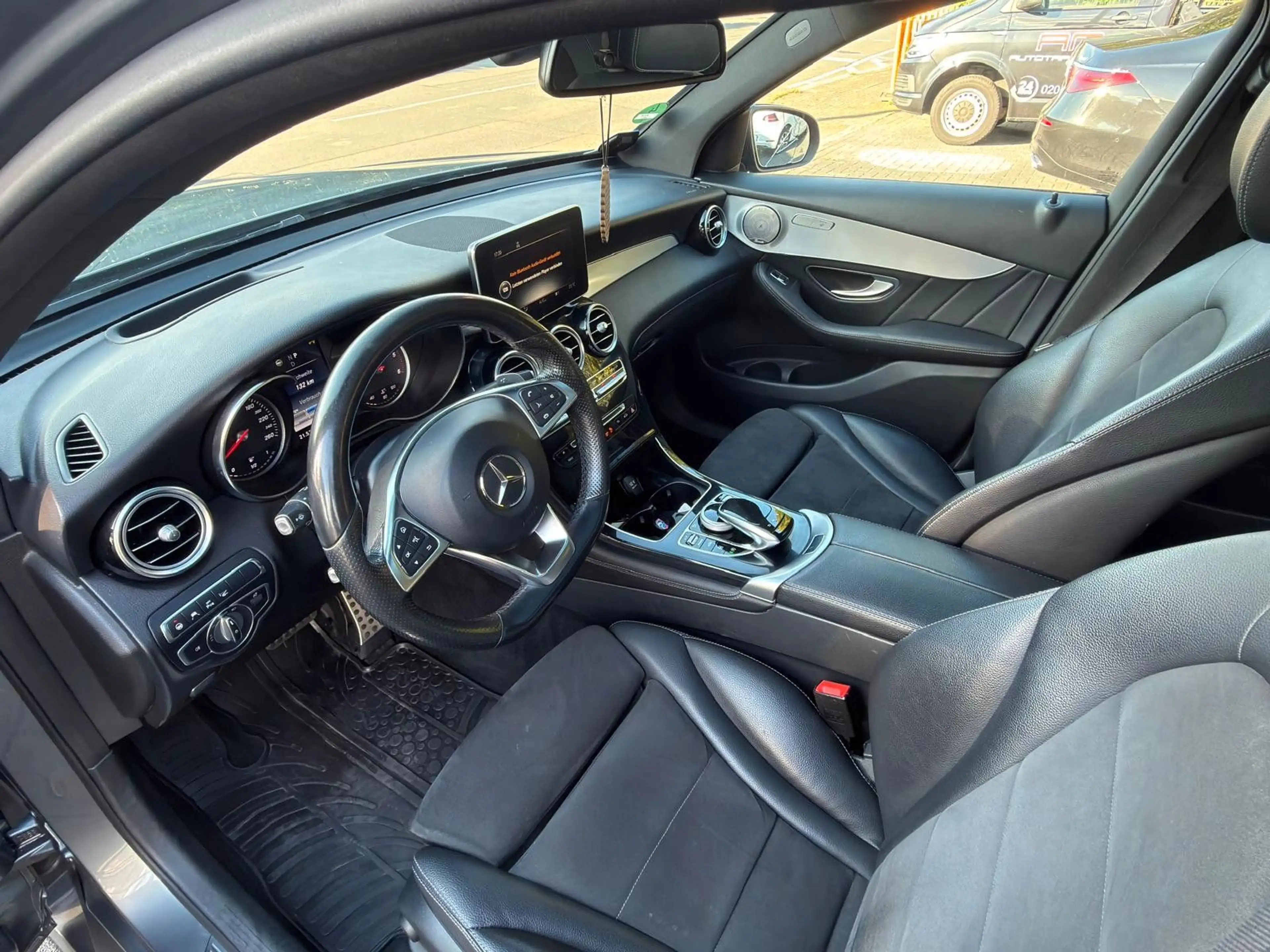 Mercedes-Benz GLC 250 d 4Matic AMG Line Pano ACC HeadUp Luft — photo 8