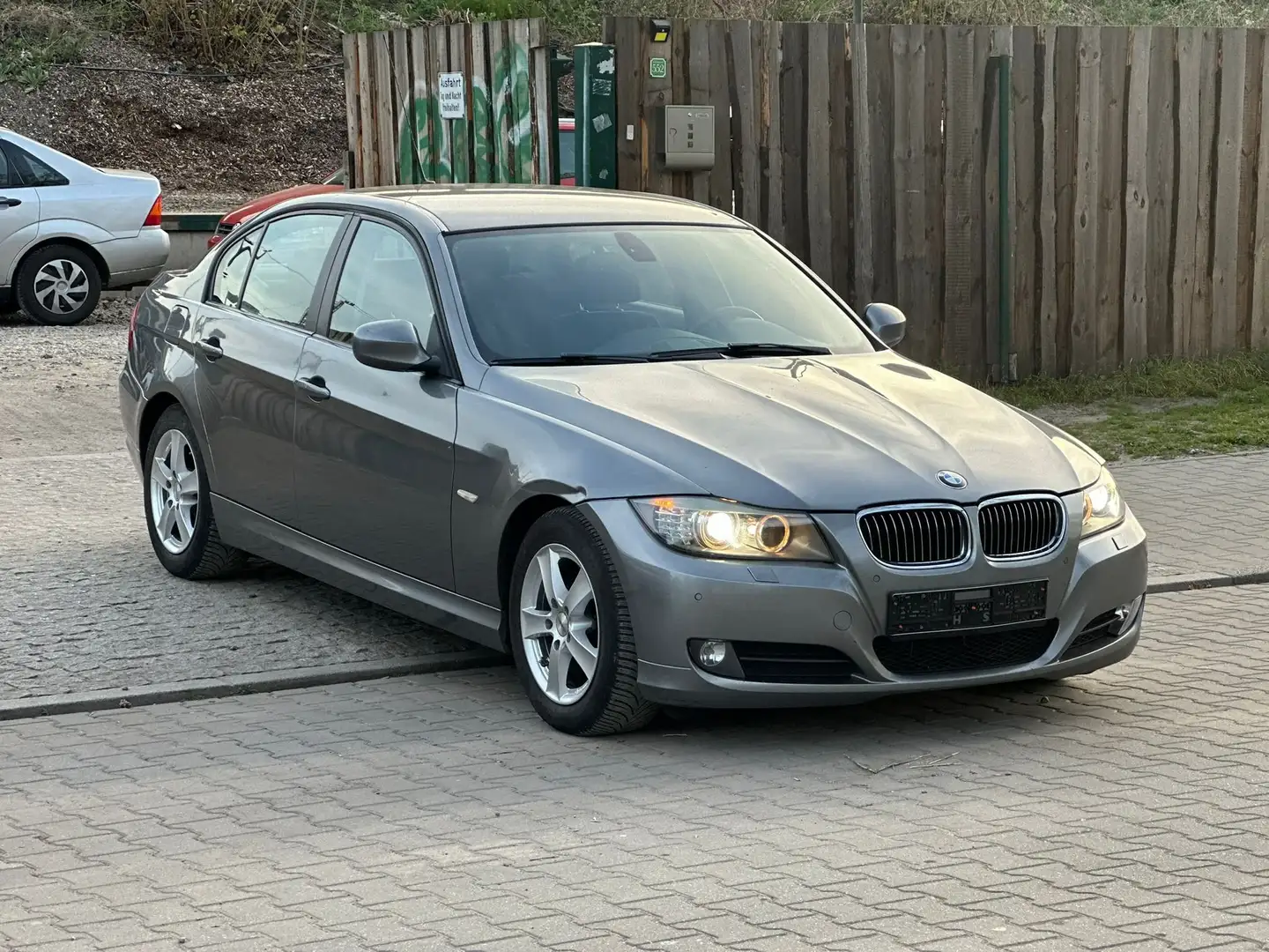 BMW 320 320d AUT*NAVI*KLIMA*EURO5*TÜV NEU Noir - 1