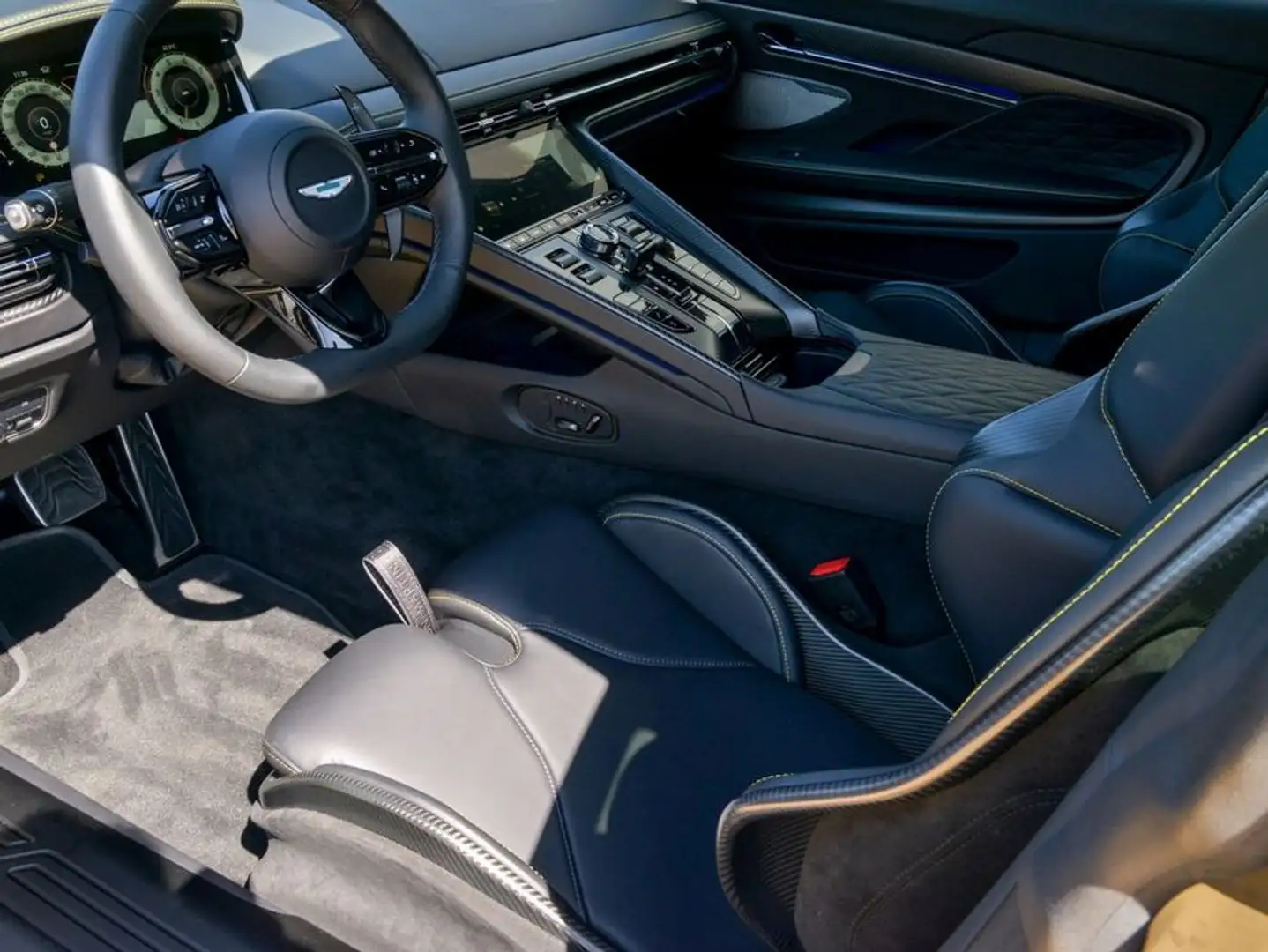Aston Martin DB12 Coupe Gold - 2