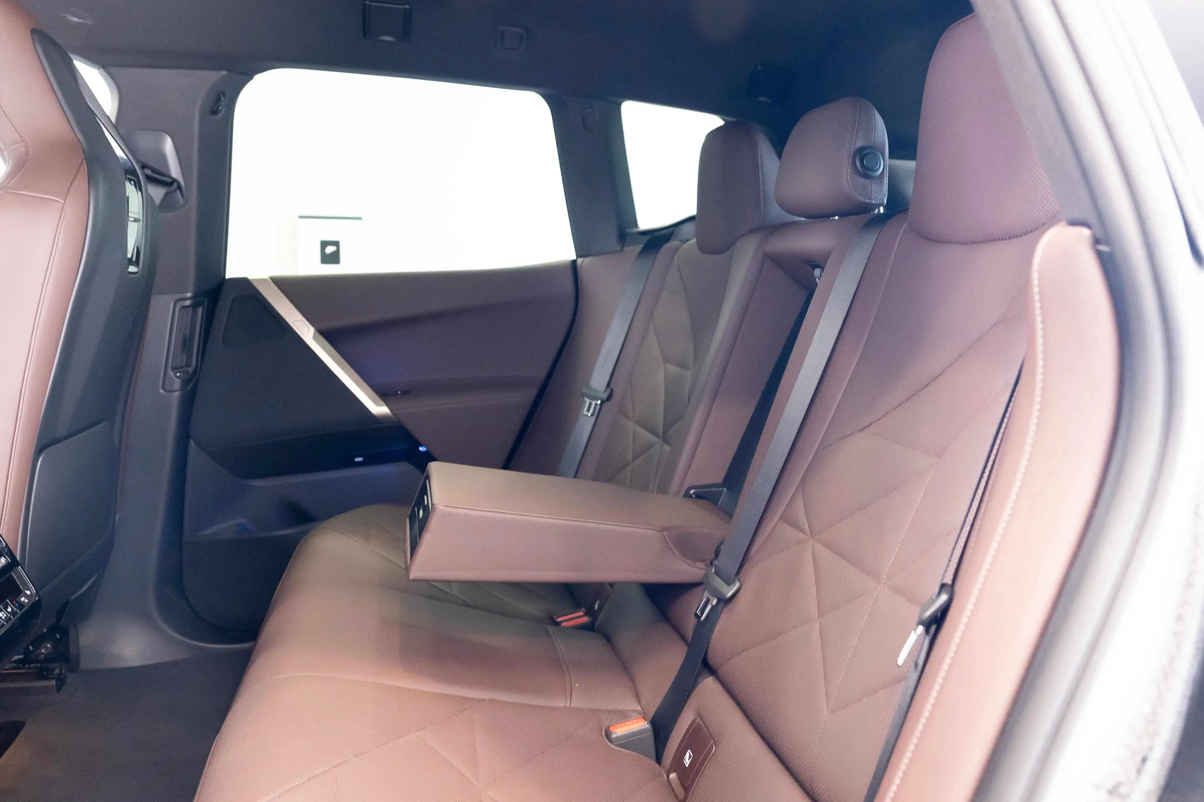 BMW iX xDrive 40e, M pack, parking+, zetel-en stuurwielverw — photo 26
