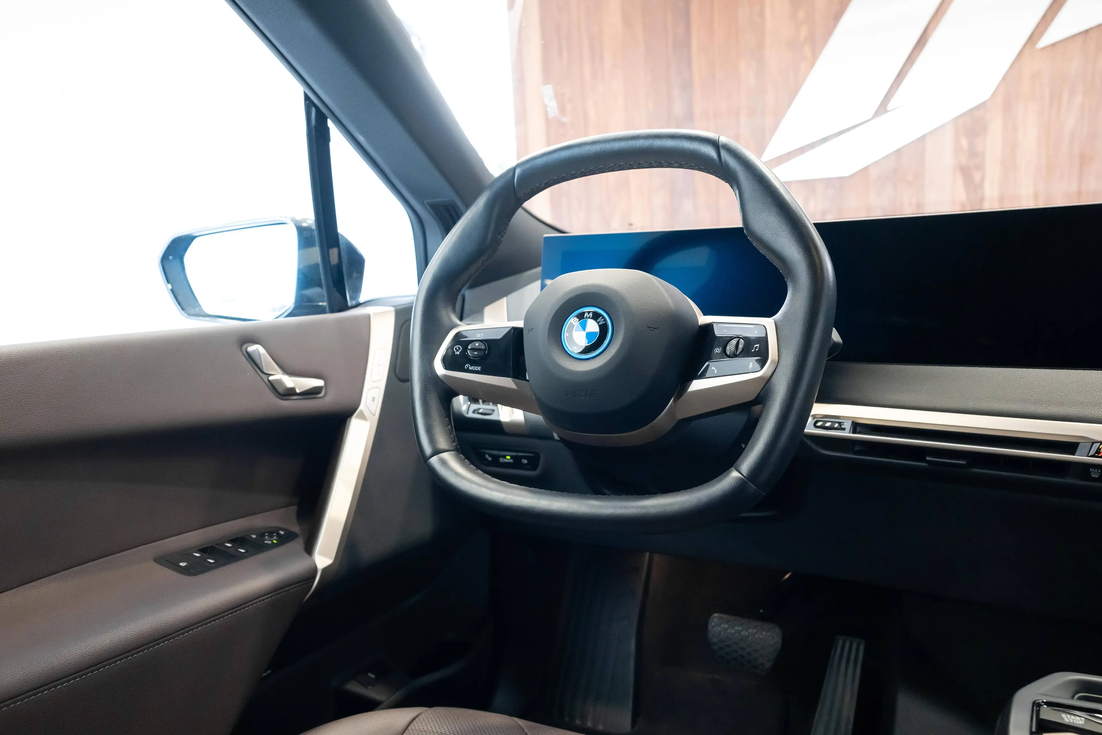 BMW iX xDrive 40e, M pack, parking+, zetel-en stuurwielverw — photo 3