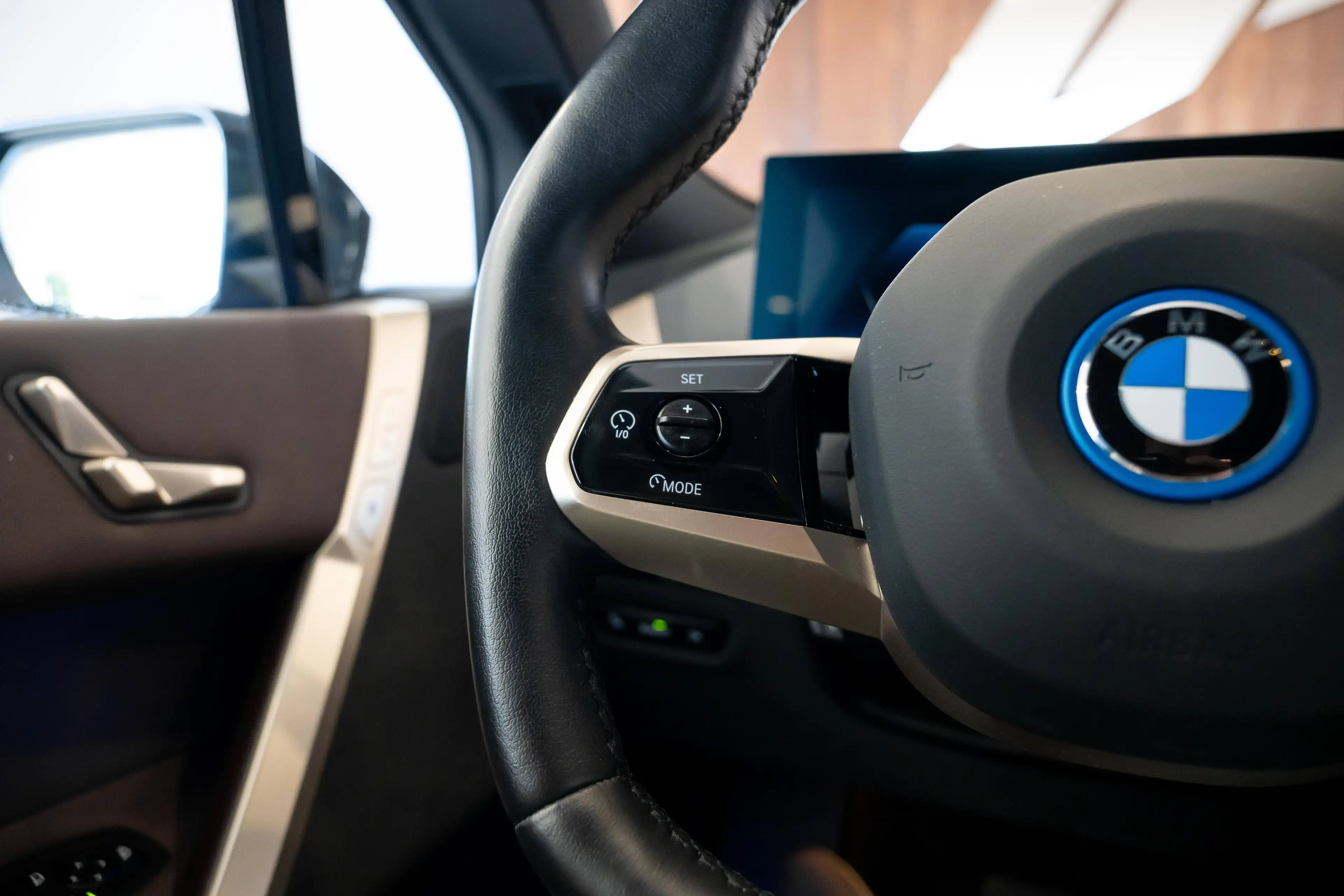 BMW iX xDrive 40e, M pack, parking+, zetel-en stuurwielverw — photo 24