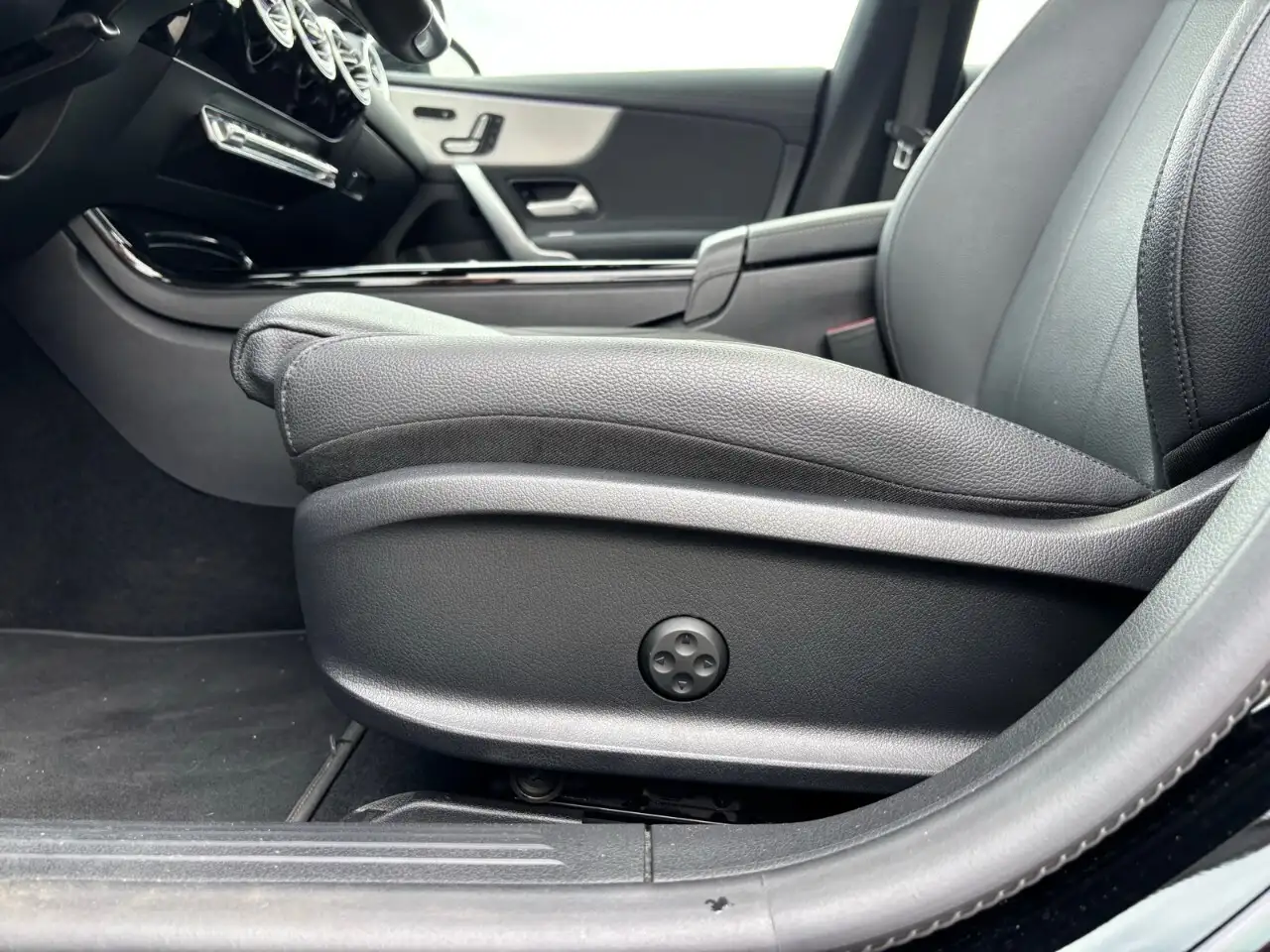 Mercedes-Benz CLA photo Mercedes-Benz CLA