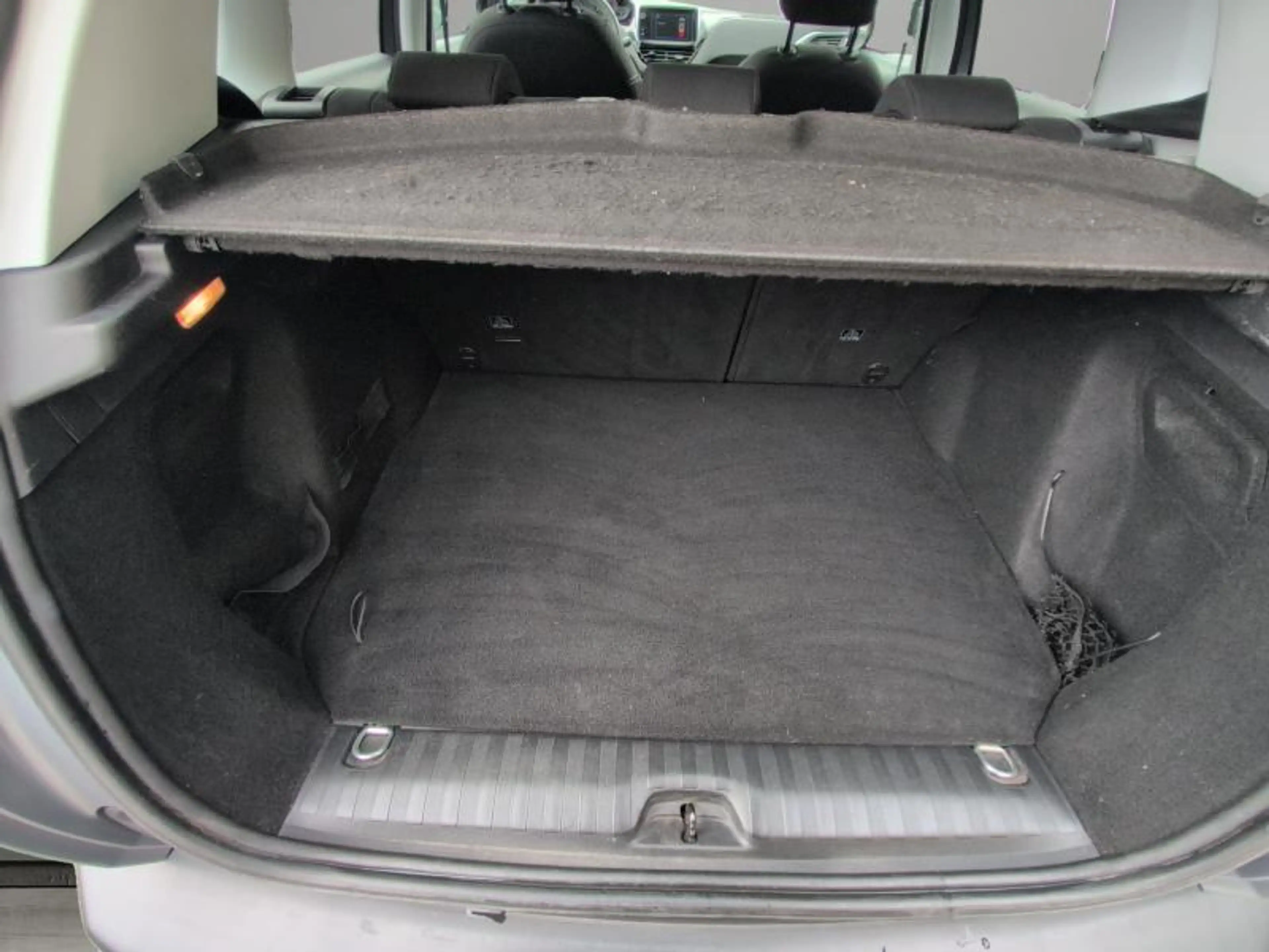 Peugeot 2008 1.2 82cv Gris 02/17 Airco GPS Capteurs Cruise — photo 6