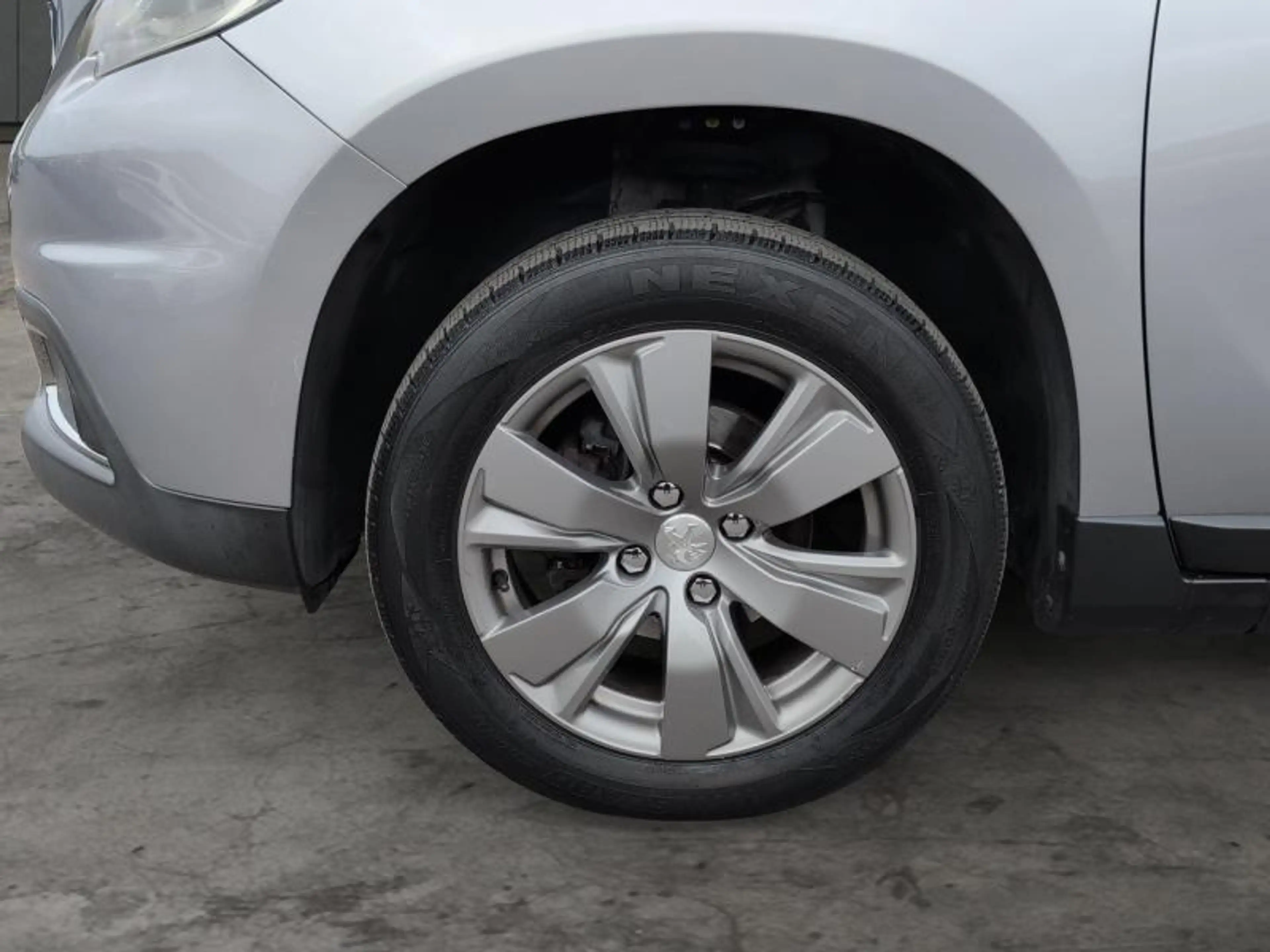 Peugeot 2008 1.2 82cv Gris 02/17 Airco GPS Capteurs Cruise — photo 8