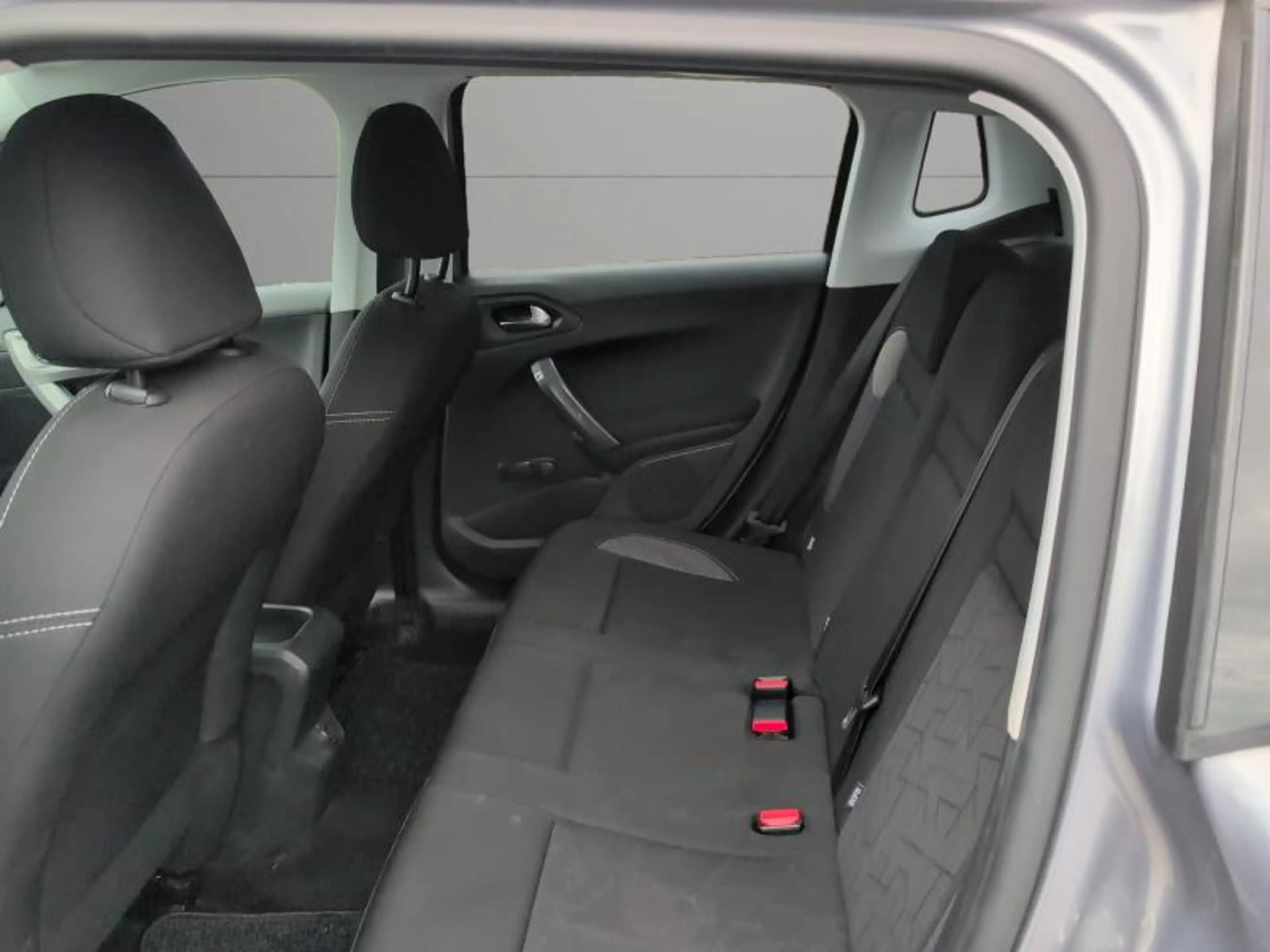 Peugeot 2008 1.2 82cv Gris 02/17 Airco GPS Capteurs Cruise — photo 9