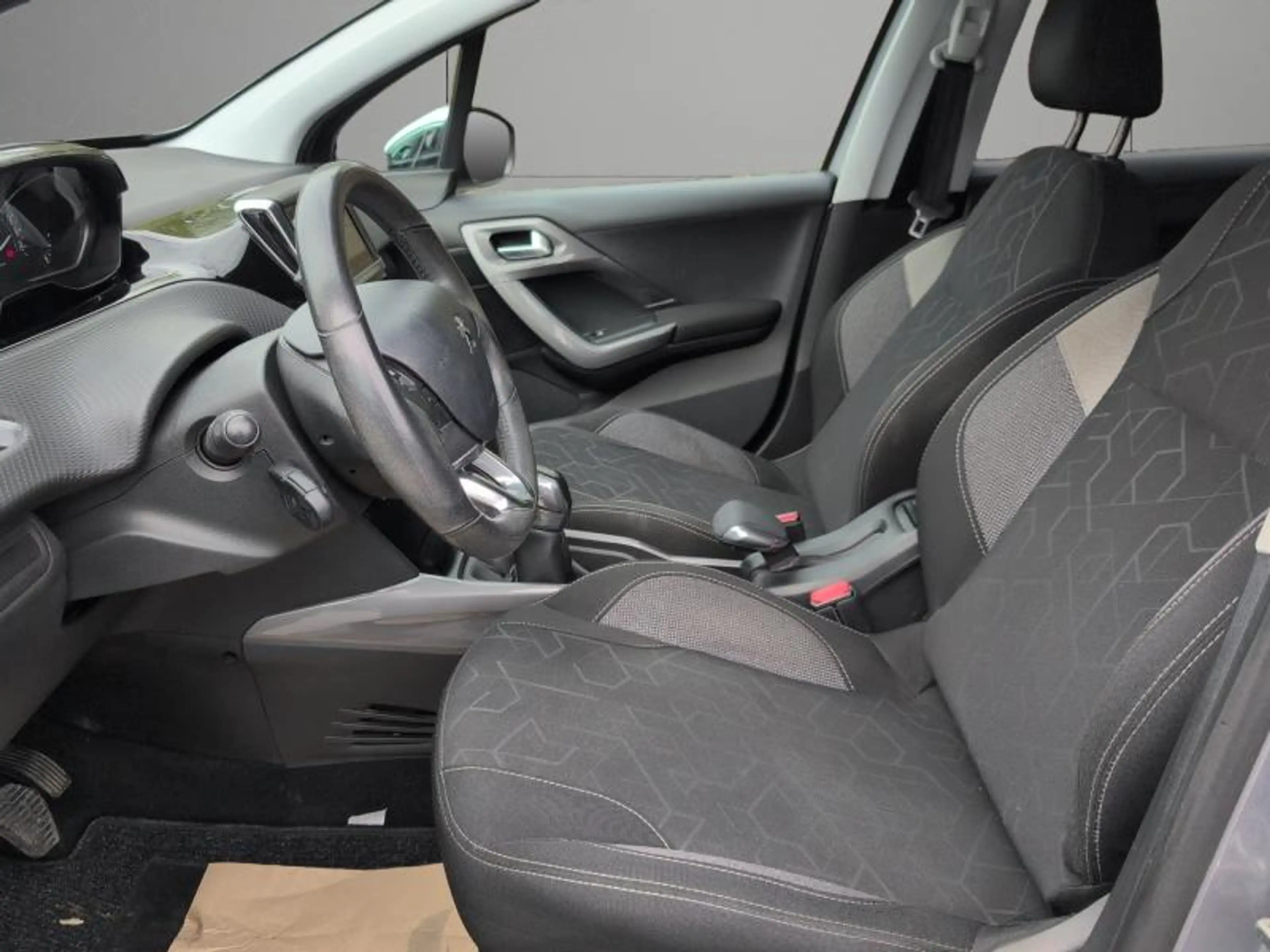 Peugeot 2008 1.2 82cv Gris 02/17 Airco GPS Capteurs Cruise — photo 10