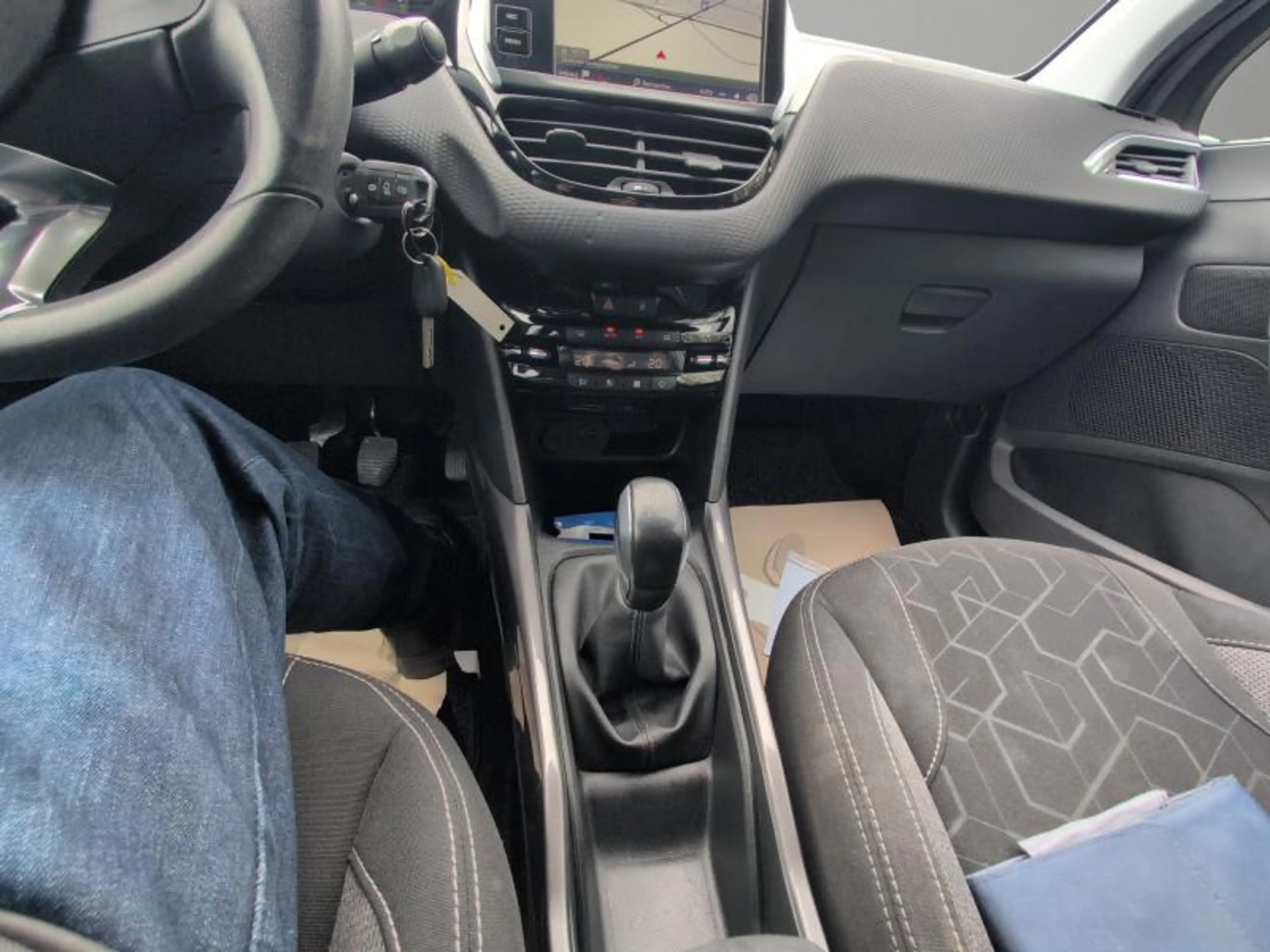 Peugeot 2008 1.2 82cv Gris 02/17 Airco GPS Capteurs Cruise — photo 13