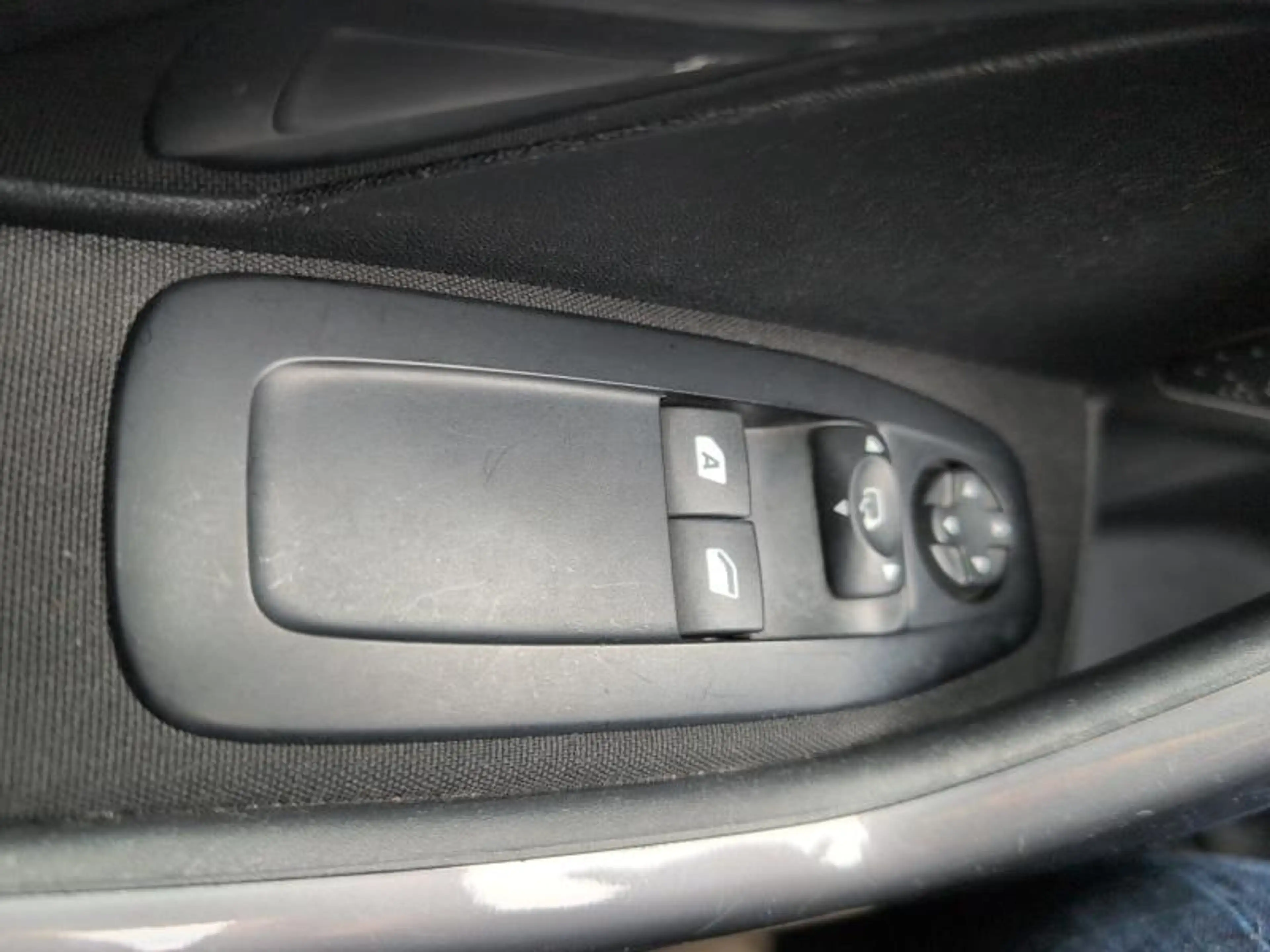 Peugeot 2008 1.2 82cv Gris 02/17 Airco GPS Capteurs Cruise — photo 11