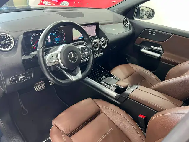 Mercedes-Benz GLA view 11