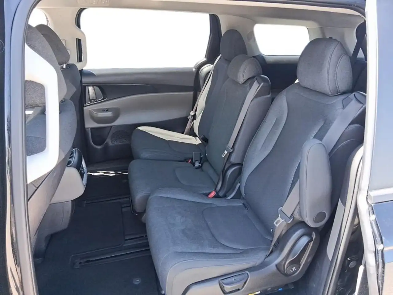 Kia Carnival снимка Kia Carnival