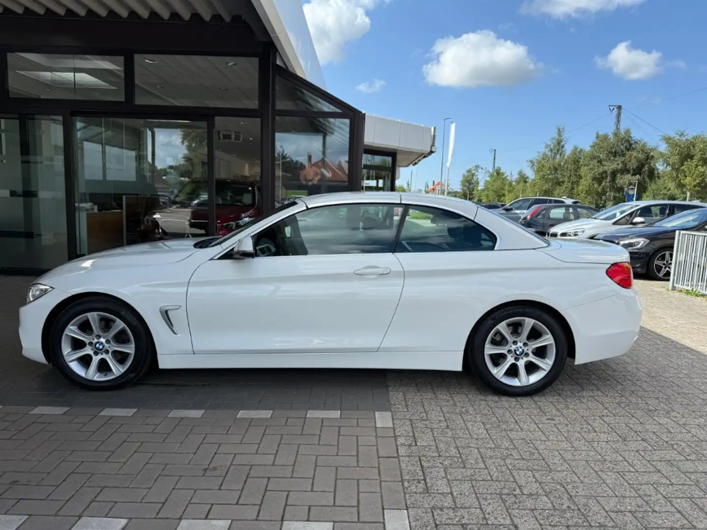BMW 420 i Cabrio Navi Xenon Sportsitz Nackenwärmer Leder Blanc - 2