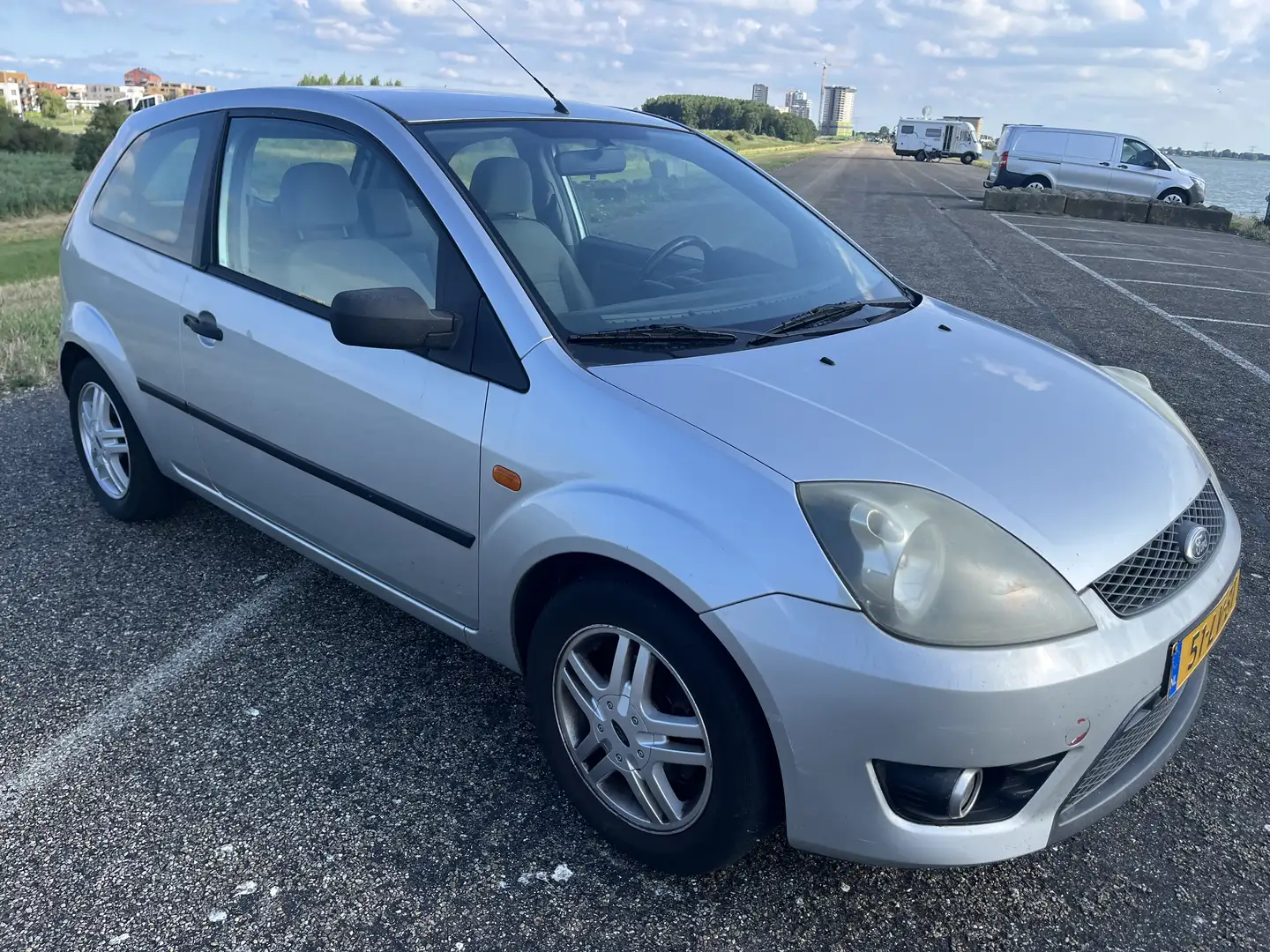 Ford Fiesta 1.25-16V Ambiente/APK Juli 2026/Elektr pakket Grijs - 1