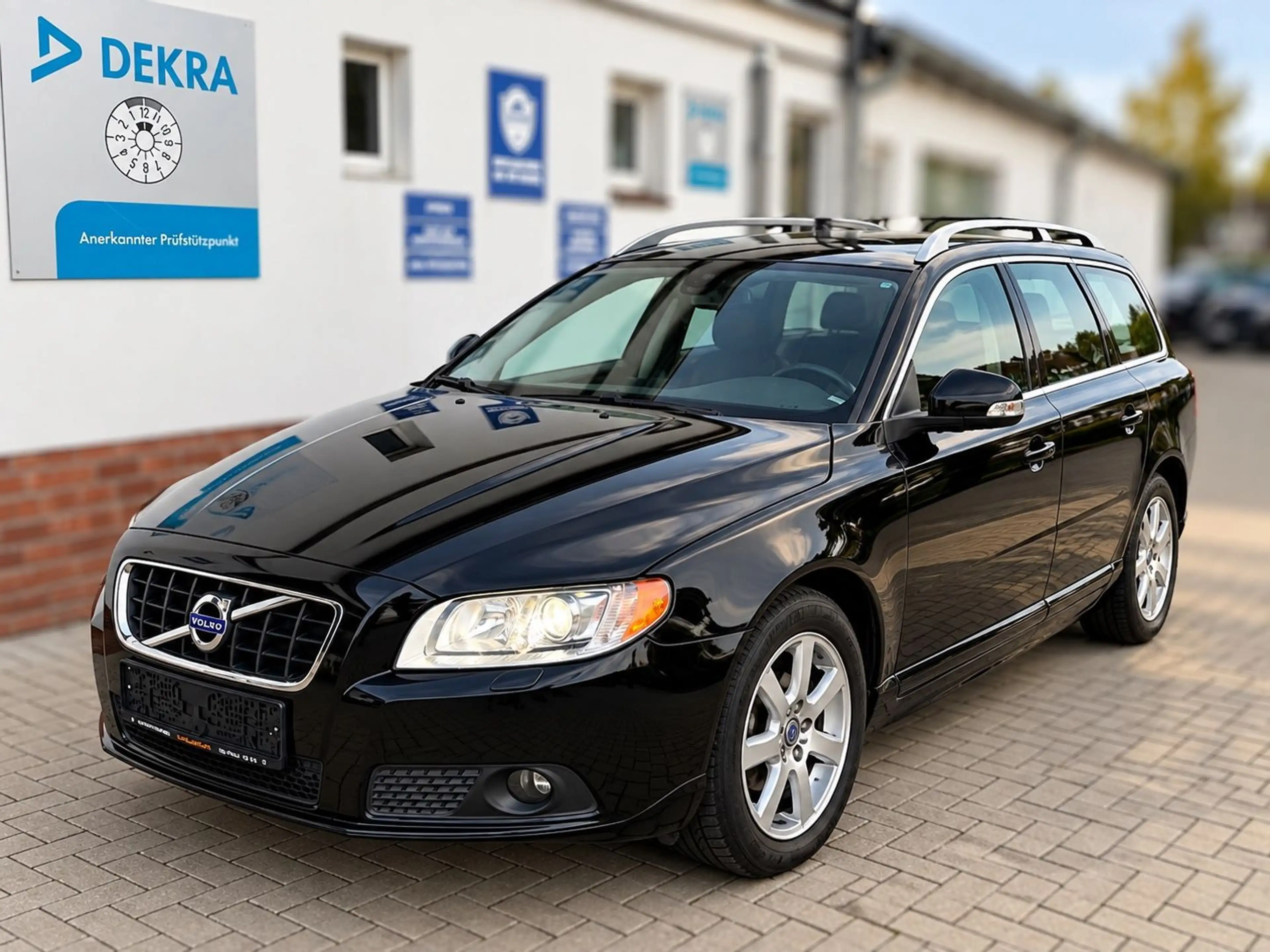 Volvo V70 Kombi Summum*LEDER*NAVI*