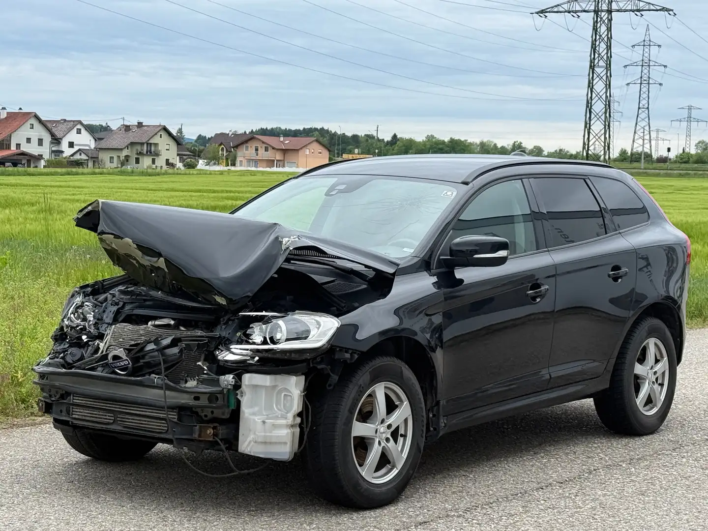 Volvo XC60 Kinetic 2WD - Unfallauto - Export Schwarz - 1