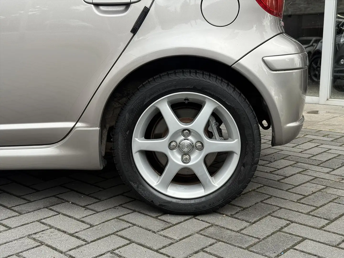 Toyota Yaris 1.5 VVTI T SPORT | Airconditioning, 5-Deurs, Licht Gris - 2