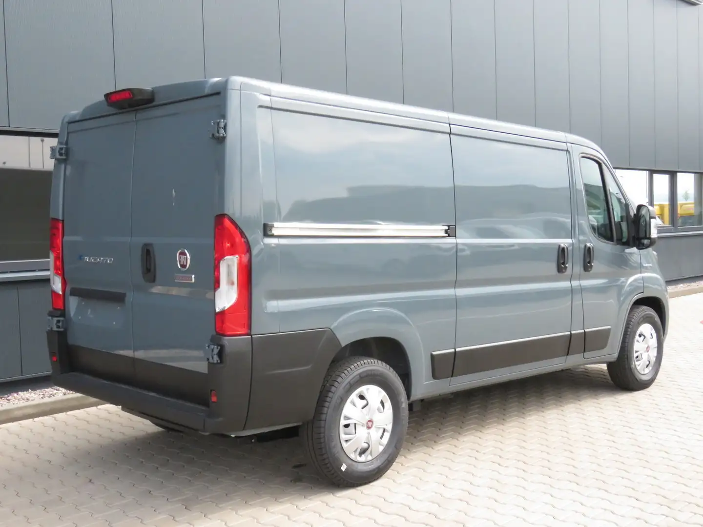 Fiat Ducato 40 L2H1 / großer 79 kW/h-Akku Grau - 2