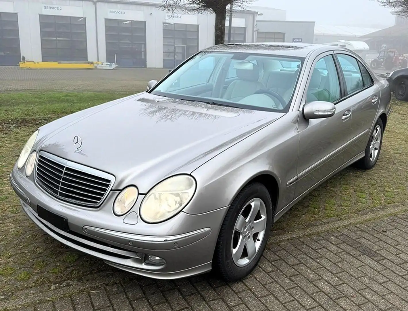 Mercedes-Benz E 350 4-Matic  Avantgarde Grau - 2