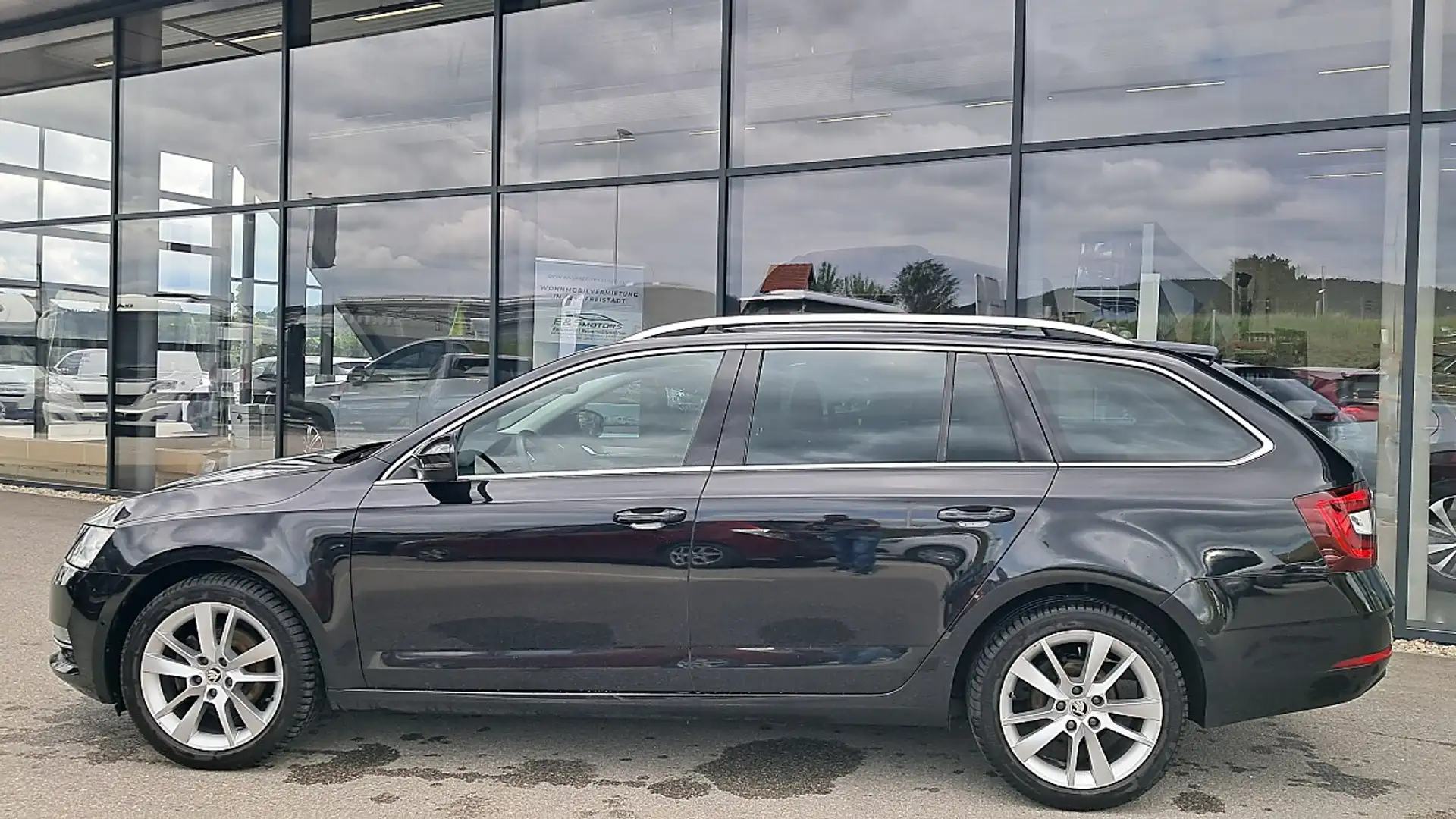 Skoda Octavia Combi 1,0 TSI Style Limited Schwarz - 2
