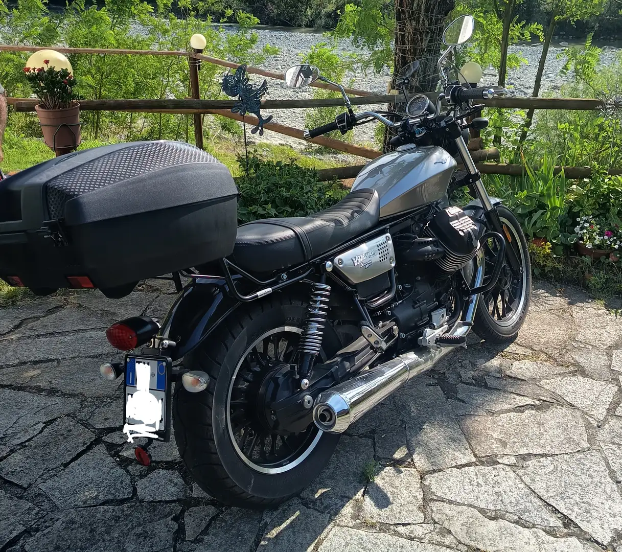 Moto Guzzi V 9 Roamer Gris - 1