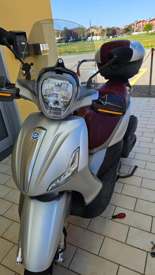 Piaggio Beverly 350 sport tourer i.e. abs Srebrny - 1