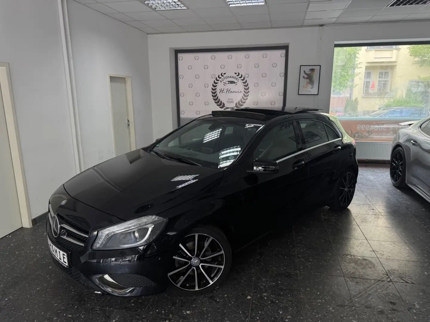 Mercedes-Benz A 180 A180 AMG AUTO PANO NAVI PDC SP-SITZE T-WINKEL 1H Black - 1