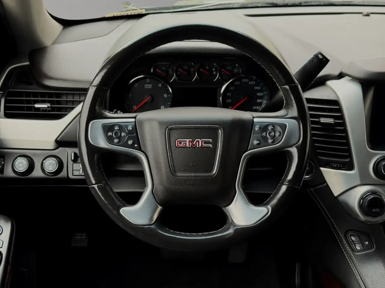 GMC Yukon снимка GMC Yukon
