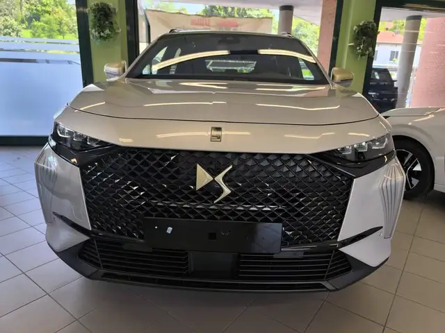 DS Automobiles DS 7 Crossback view 3