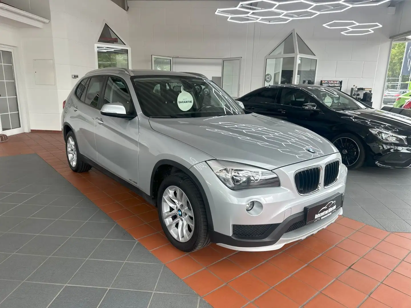 BMW X1 18 i sDrive * a.AHK / 2. Hand / TOP * Stříbrná - 2