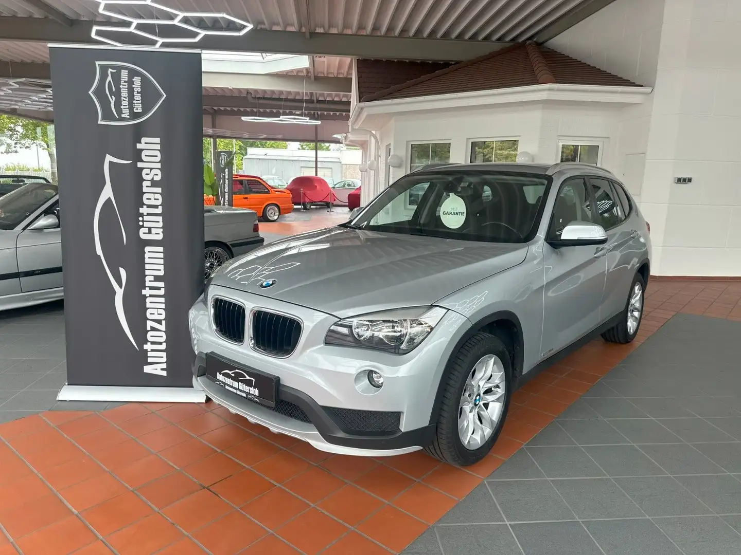 BMW X1 18 i sDrive * a.AHK / 2. Hand / TOP * Stříbrná - 1
