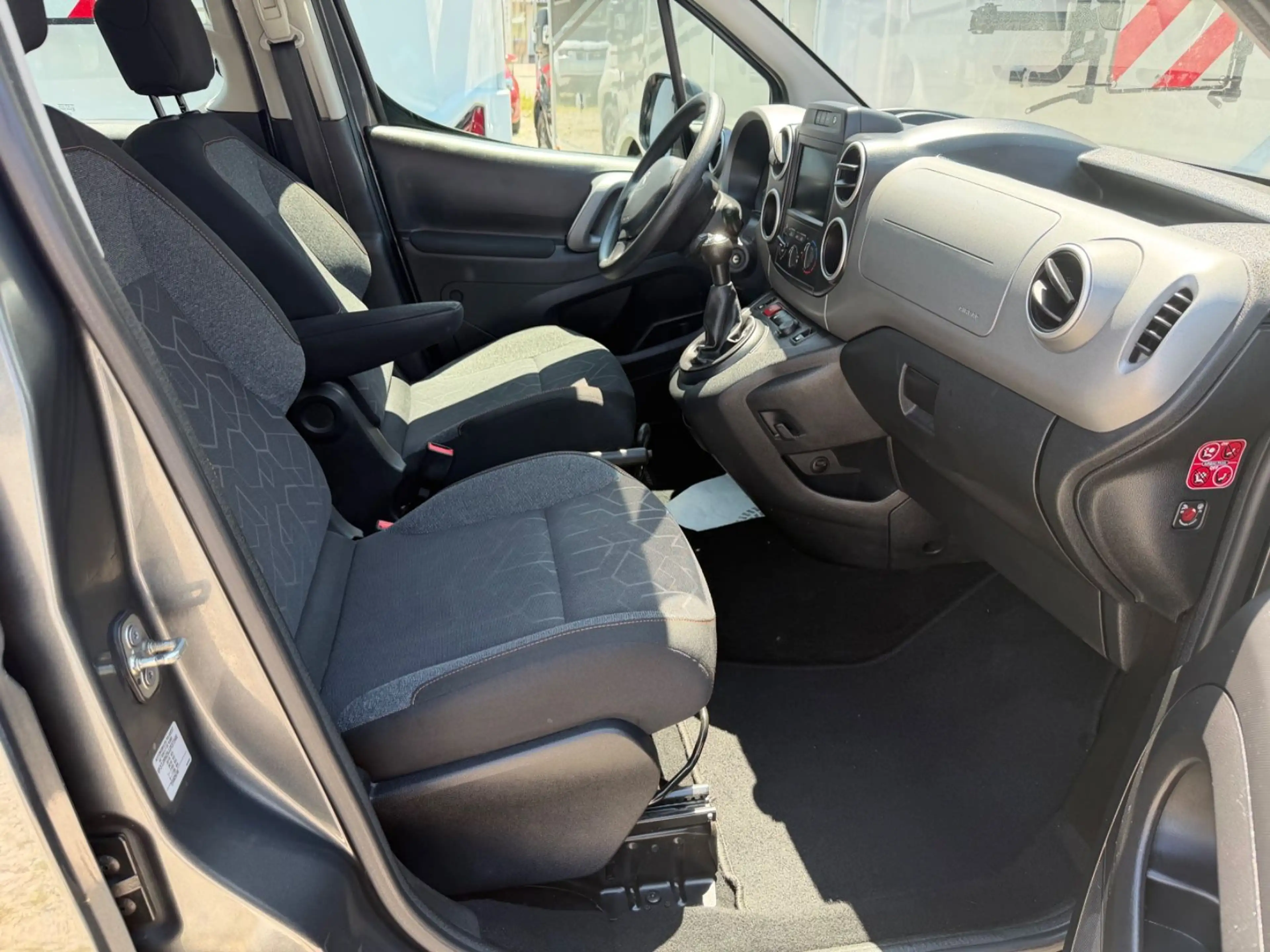Peugeot Partner Allure 1.2 e-THP Pure Tech — photo 13