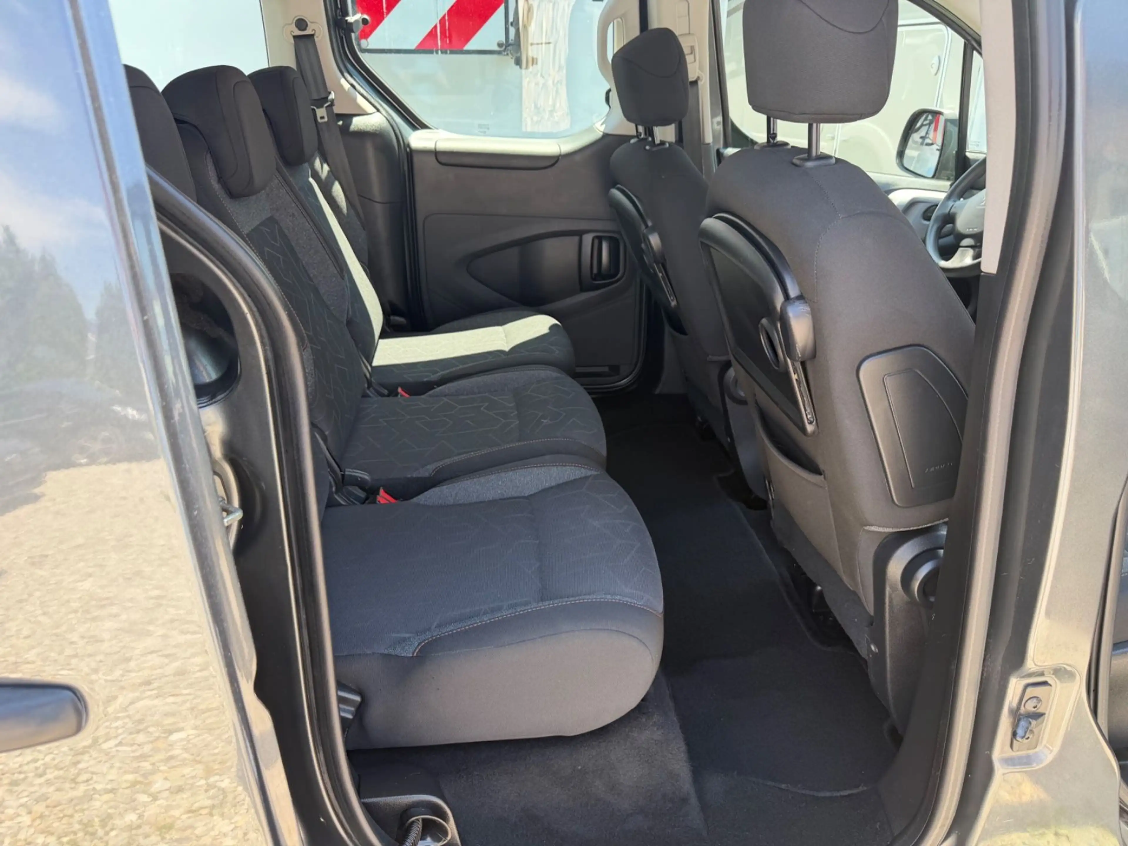 Peugeot Partner Allure 1.2 e-THP Pure Tech — photo 12
