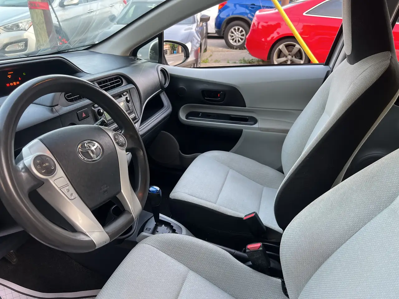 Toyota Prius c снимка Toyota Prius c