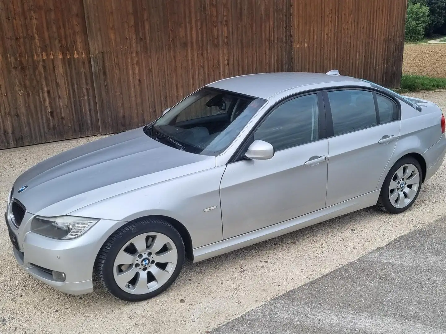 BMW 320 320dAutomatikEuro5NaviStandheizFreisprechTÜV426 Grau - 2