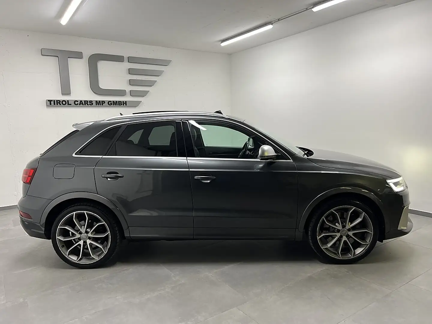 Audi RS Q3 2,5 TFSI quattro S-tronic, Pano, RS Sitze, AHK,... Grau - 2