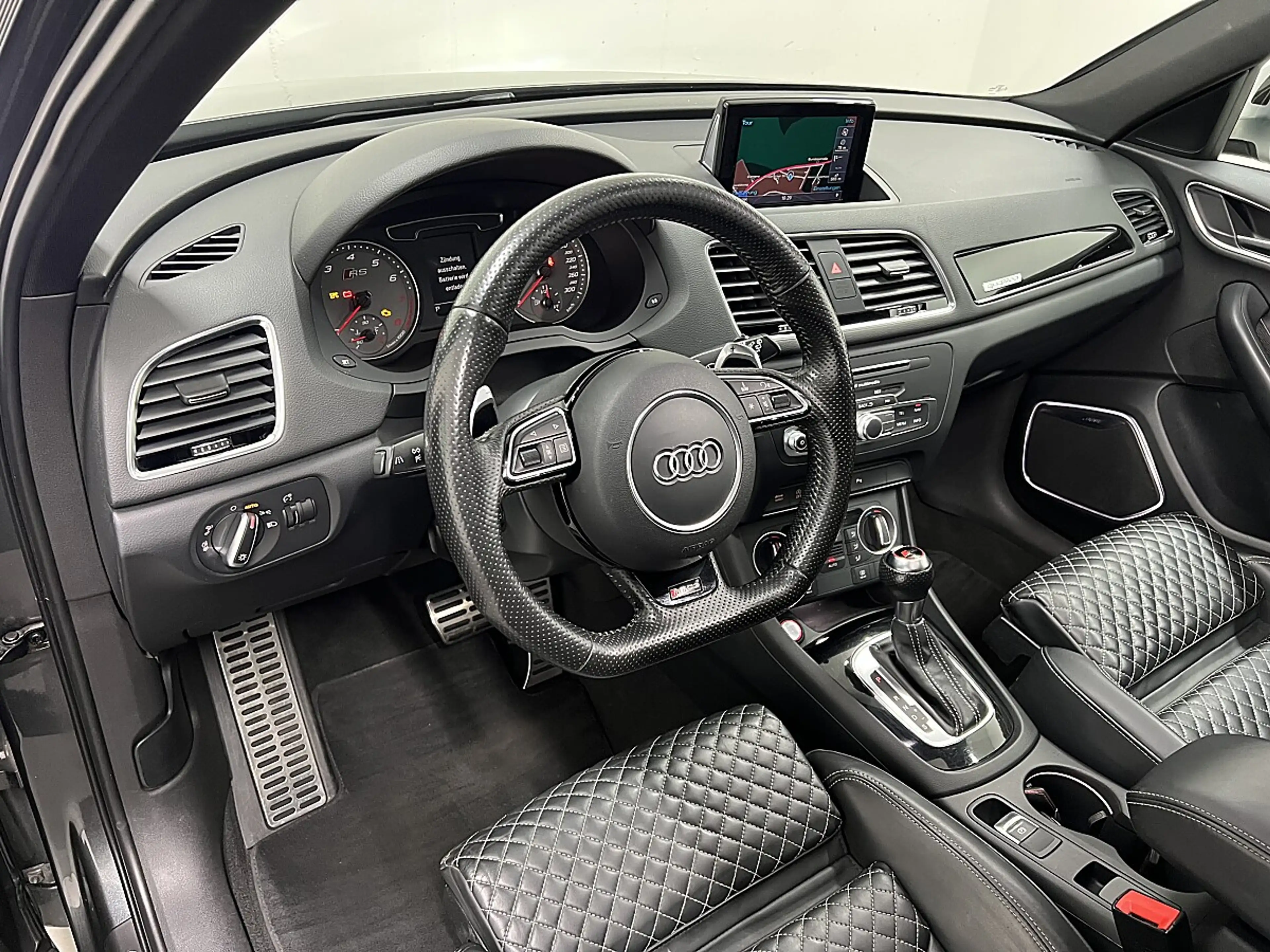 Audi RS Q3 2,5 TFSI quattro S-tronic, Pano, RS Sitze, AHK,... — photo 14
