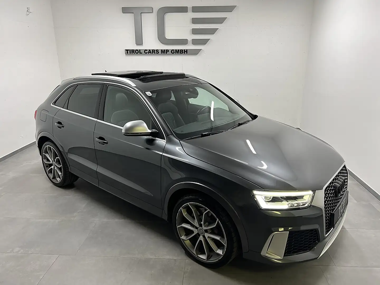 Audi RS Q3 2,5 TFSI quattro S-tronic, Pano, RS Sitze, AHK,... Grau - 1